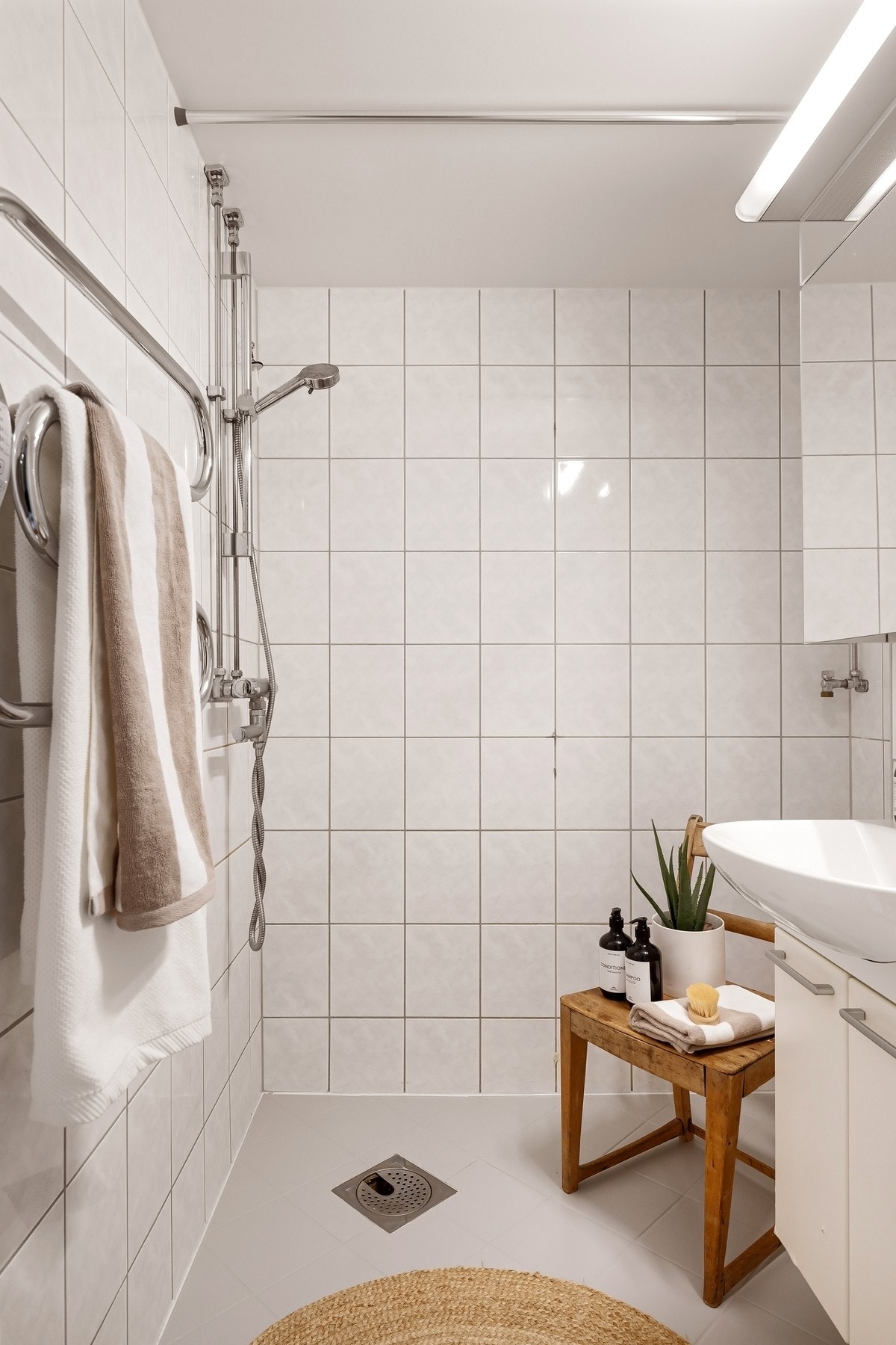 Badet har opplegg for vaskemaskin, vegghengt WC, elektrisk håndkleholder/tørker og dusjnisje. Galleribilde