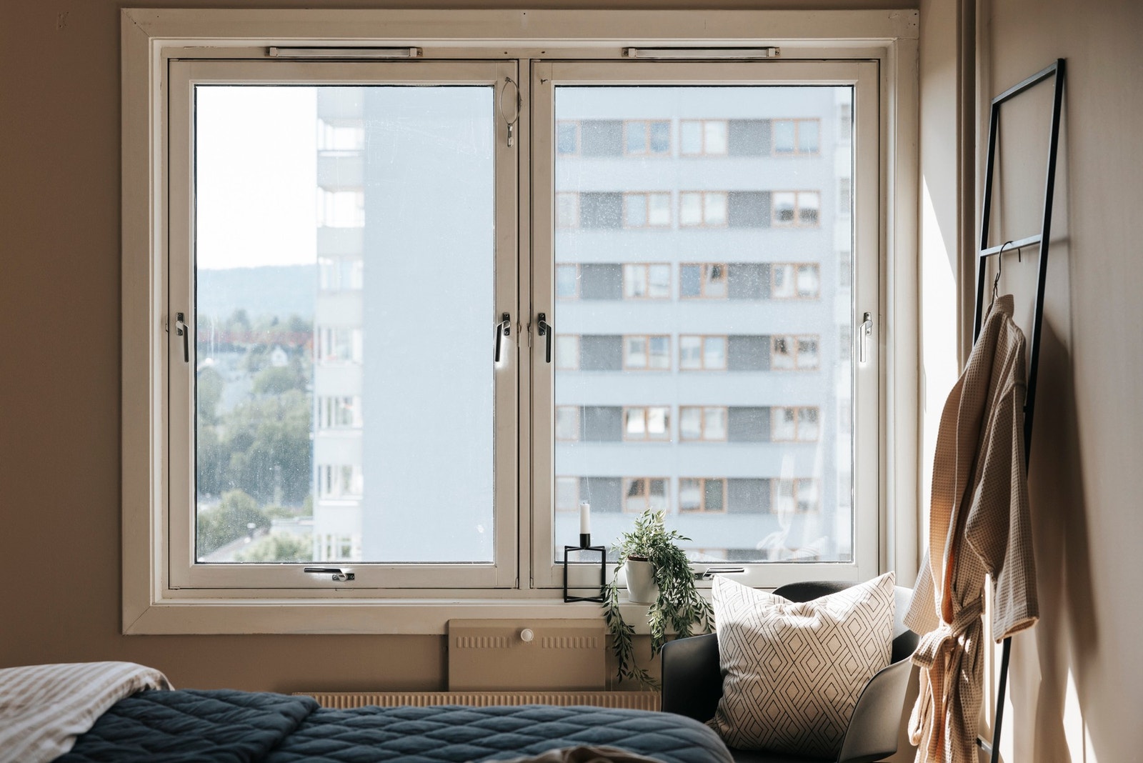 Hovedsoverommet med store vindusflater som gir gode innvendige lysforhold. Galleribilde