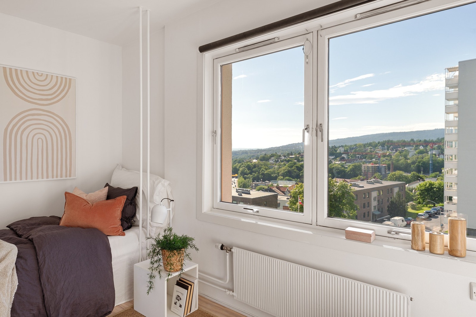 Her er det god plass til en seng og nattbord. Galleribilde