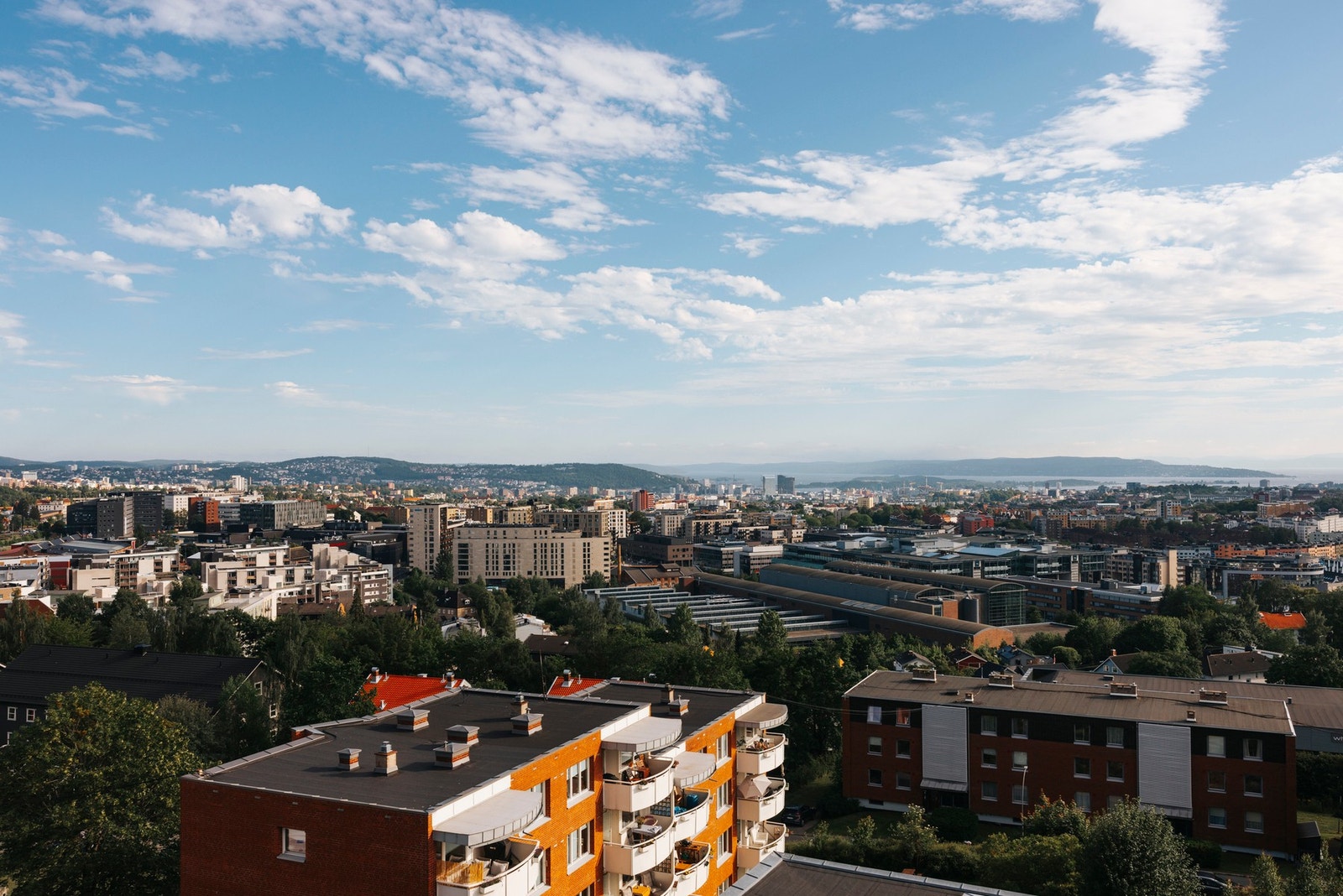 Glimrende internbeliggenhet i front som gir deg panoramautsikt mot Oslo, Oslofjorden og Holmenkollen. Galleribilde
