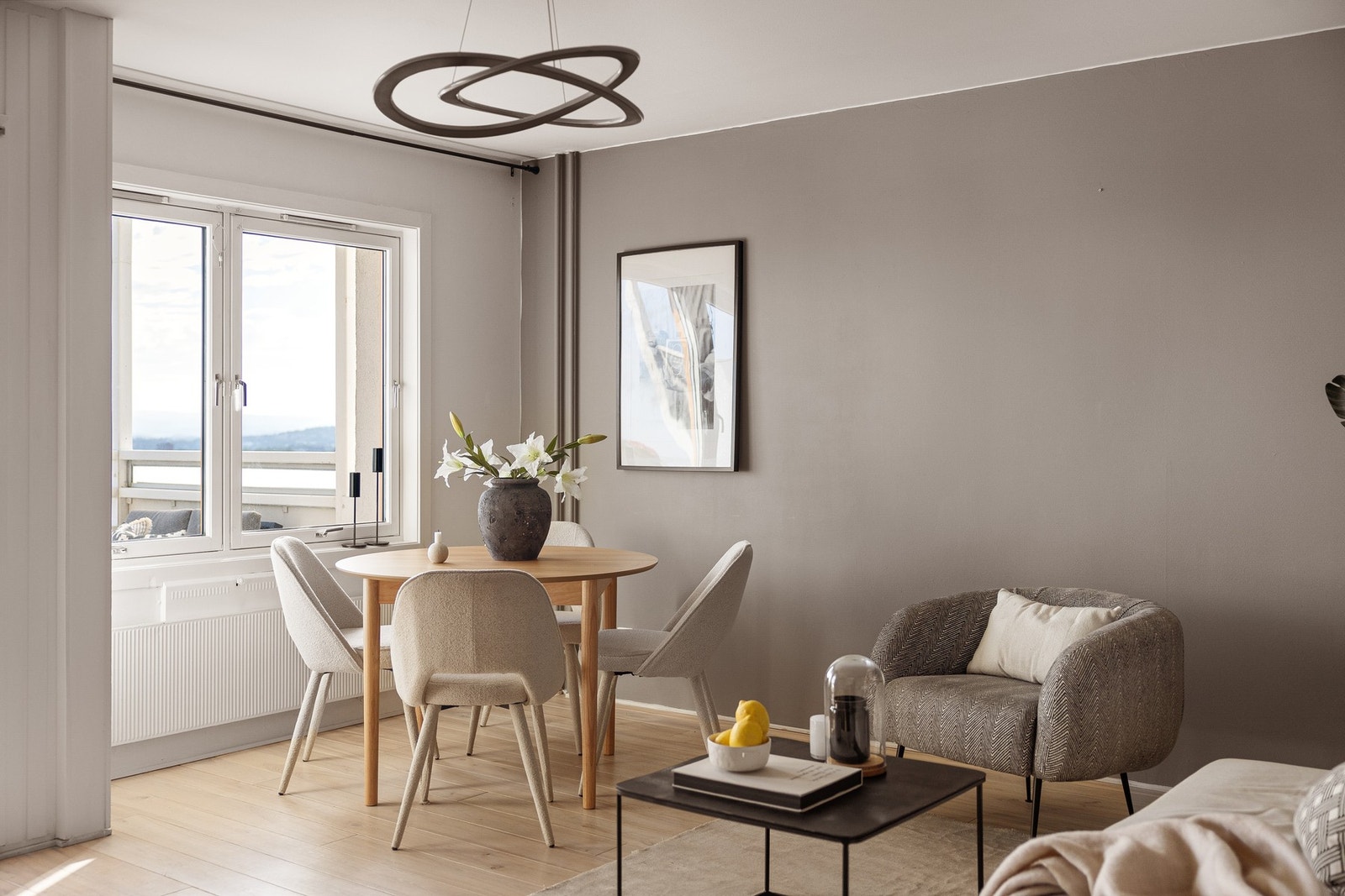 Det lyse fargevalget gjør det enkelt å krydre med farger og interiør etter eget ønske og personlige stil. Galleribilde