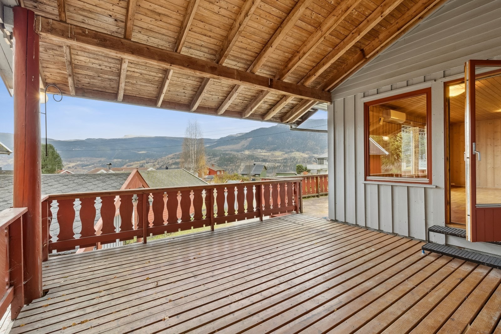 Fra stuen er det utgang til stor dels takoverbygget terrasse Galleribilde