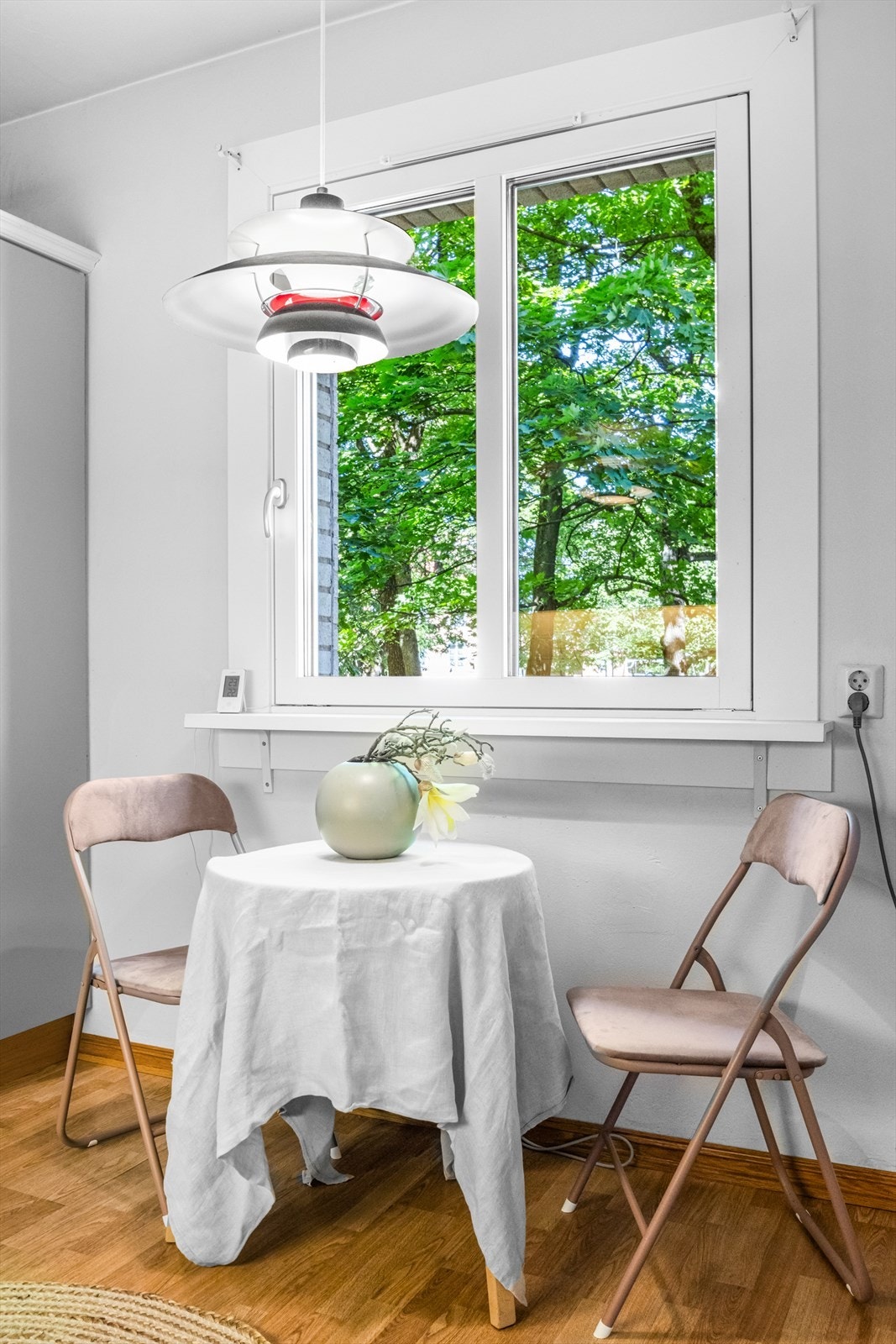 På kjøkkenet er det plass for et koselig frokostbord Galleribilde