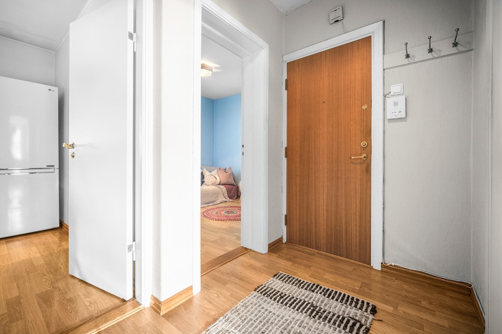 Velkommen inn i lys og hyggelig entre med integrert garderobe til høyre Galleribilde