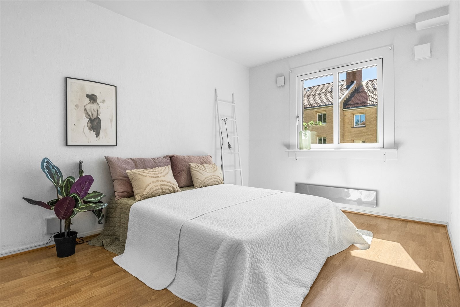 Pent og lyst hovedsoverom med god plass for dobbeltseng Galleribilde