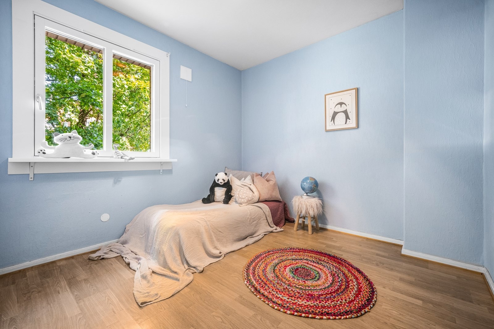 Soverom 2 med god plass for både seng og skap Galleribilde