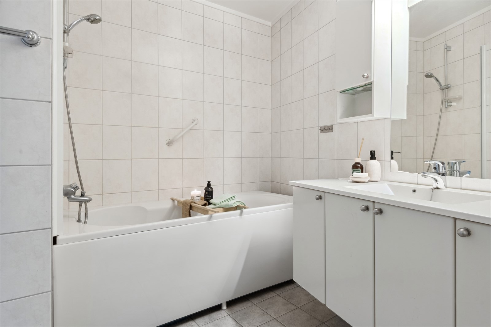 Innredningen har godt med oppbevaringsmuligheter både i over over- og underskap. Galleribilde