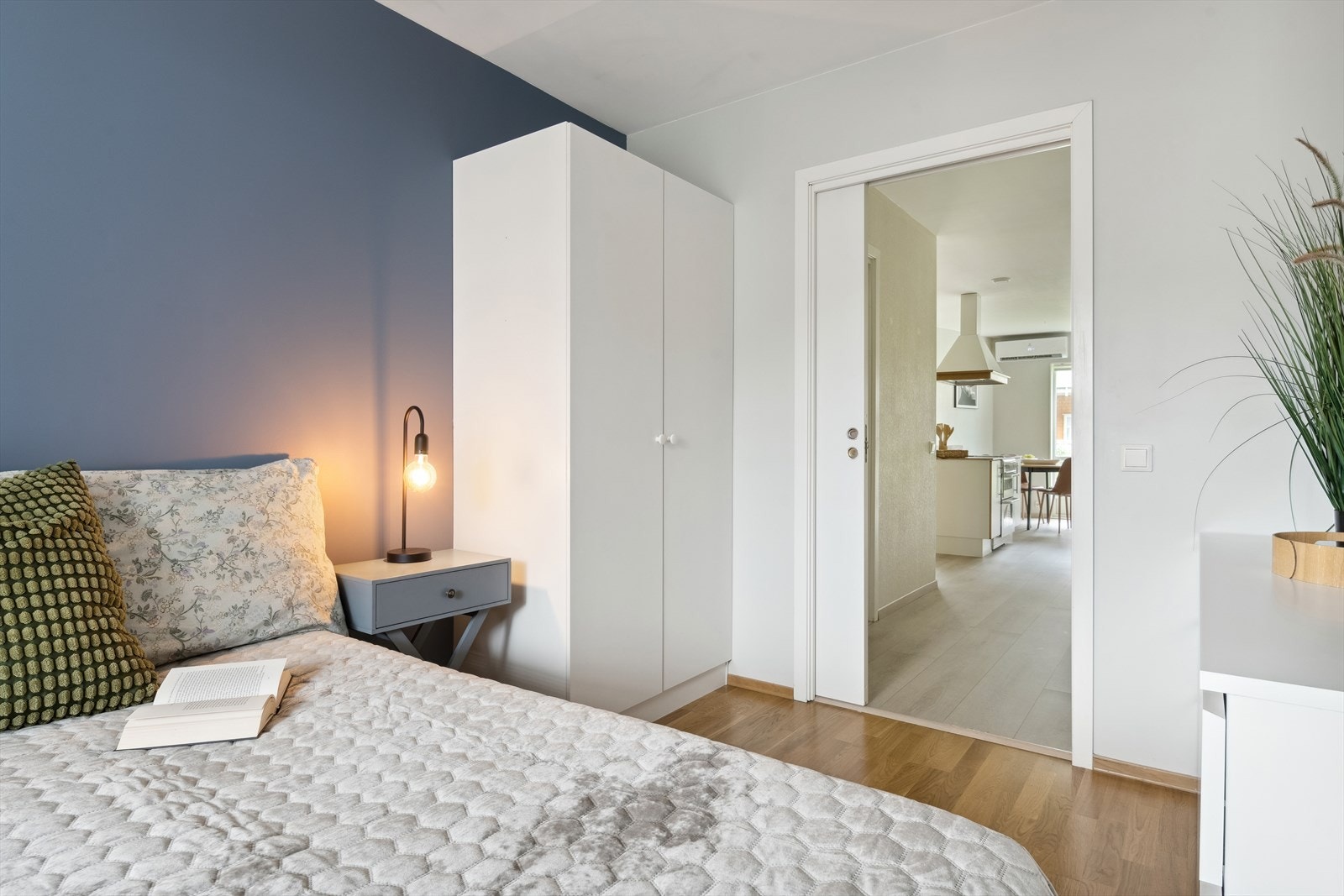 Leiligheten har 2 soverom. 1(2) Begge med garderobeskap. Galleribilde