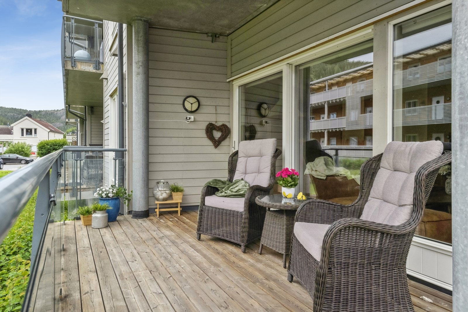 Stor overbygd terrasse med gode solforhold vendt mot fine grøntarealer. Galleribilde