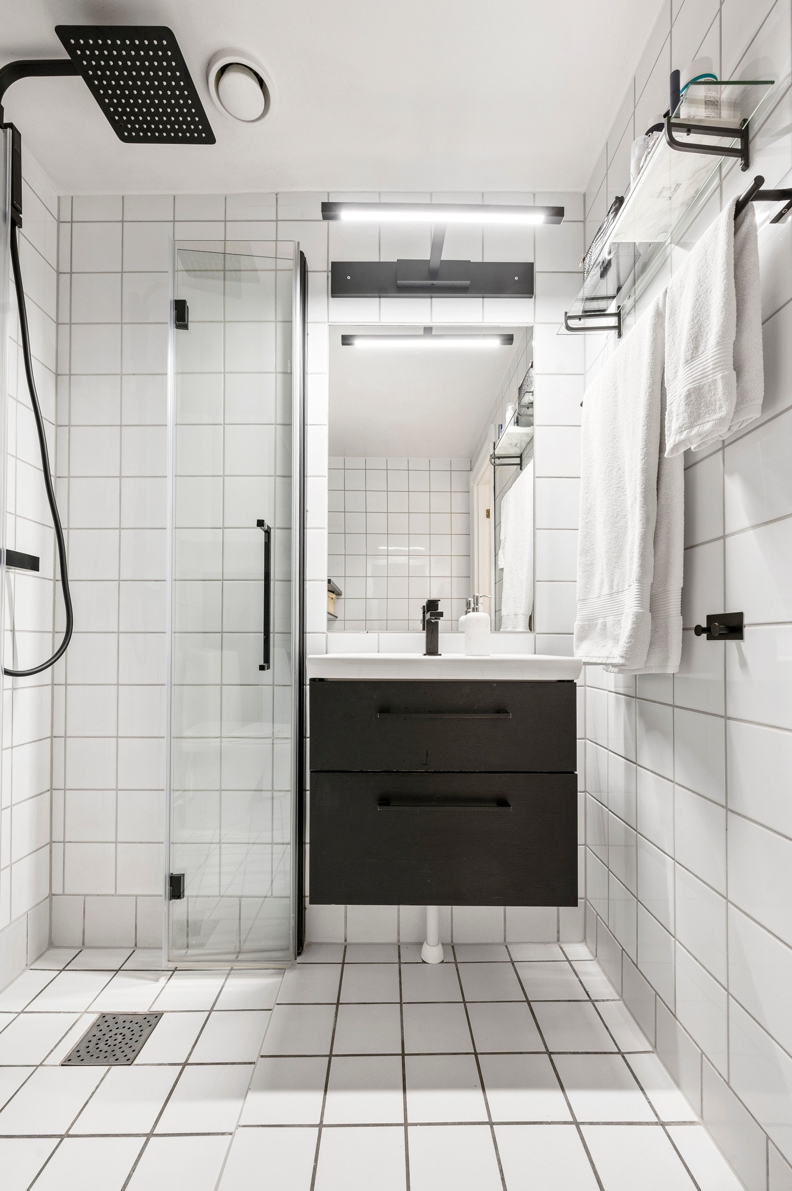 Moderne baderomsinnredning og speil med belysning over. Galleribilde