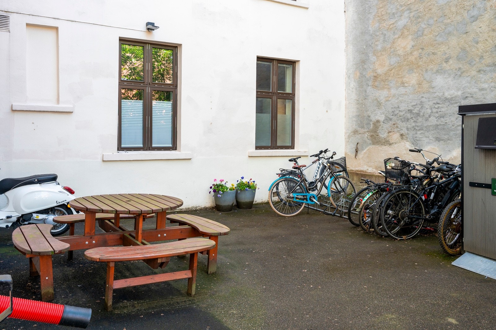 Bakgården er opparbeidet med sittegruppe og felles sykkelparkering. Galleribilde