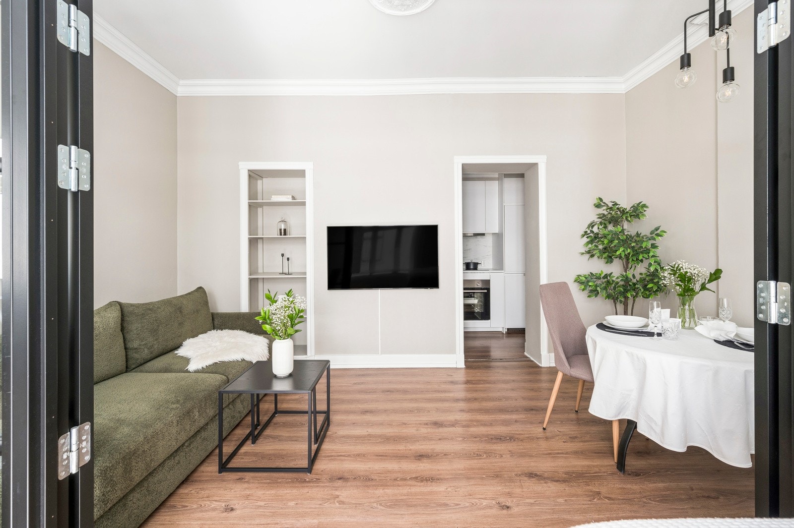Romslig stue med plass til både sofagruppe og spisebord. Galleribilde