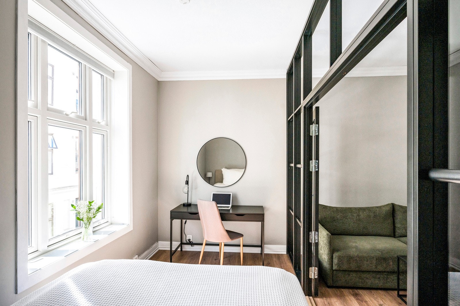 Fin plass til skrivebord på soverommet. Galleribilde