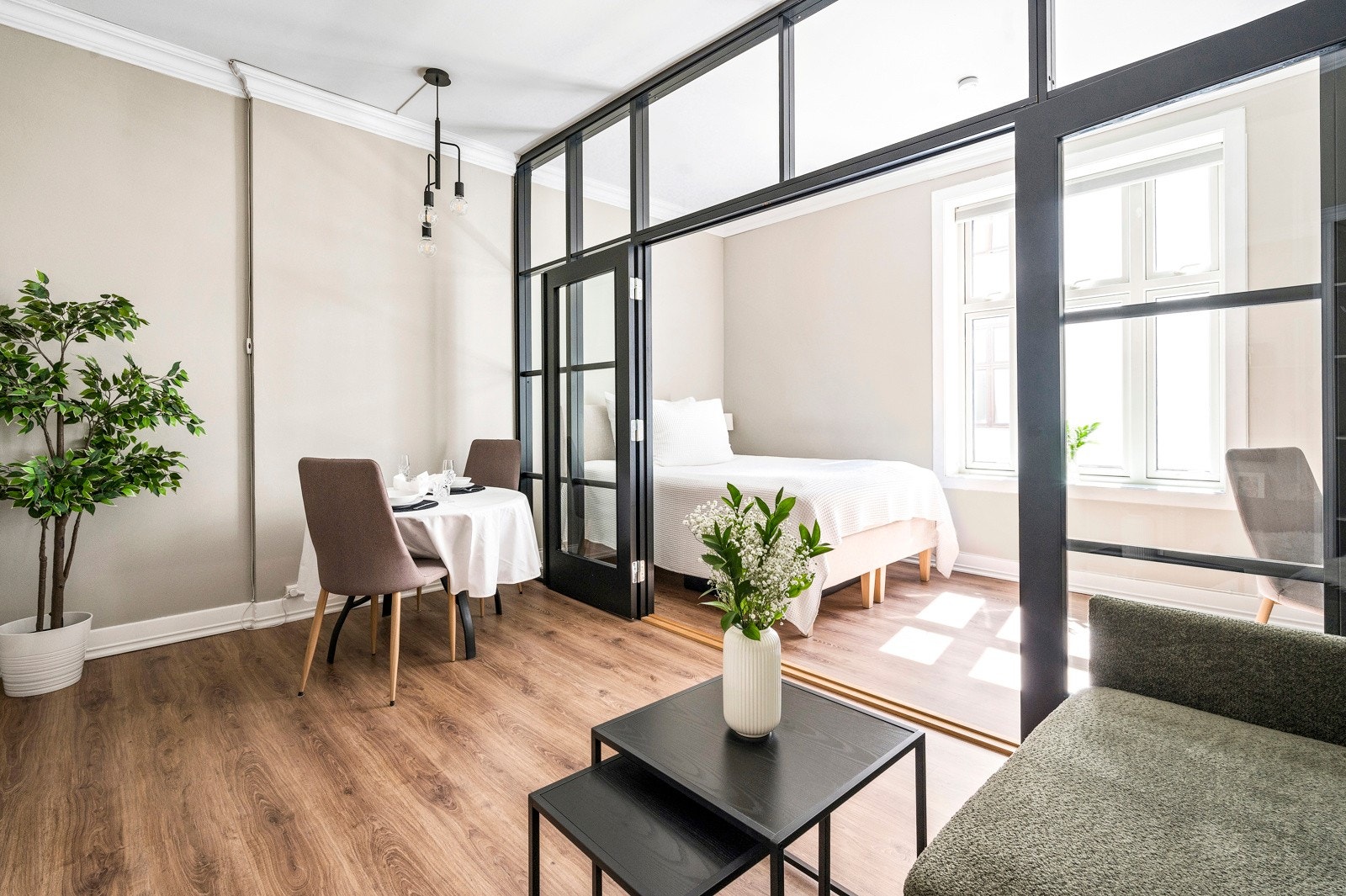 Leiligheten ligger fint til i byggets 2. etasje med heis, generøs takhøyde og meget arealeffektiv planløsning. Galleribilde