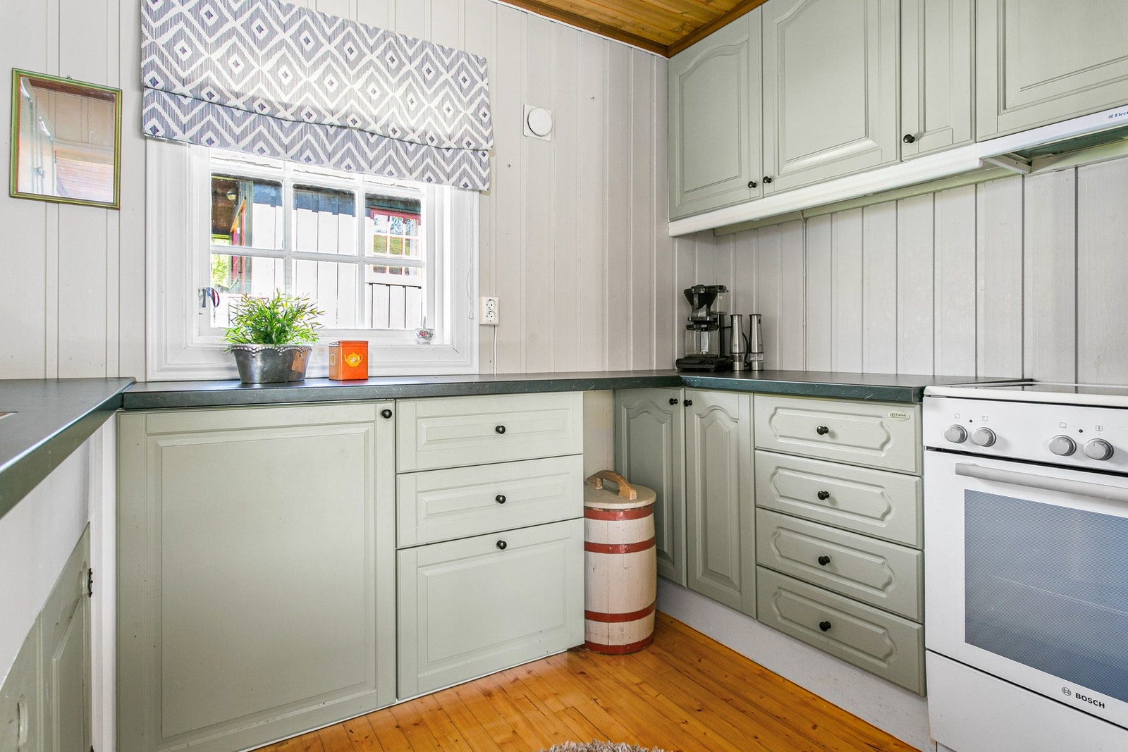 Profilerte fronter på skap og laminat benkeplate. Galleribilde