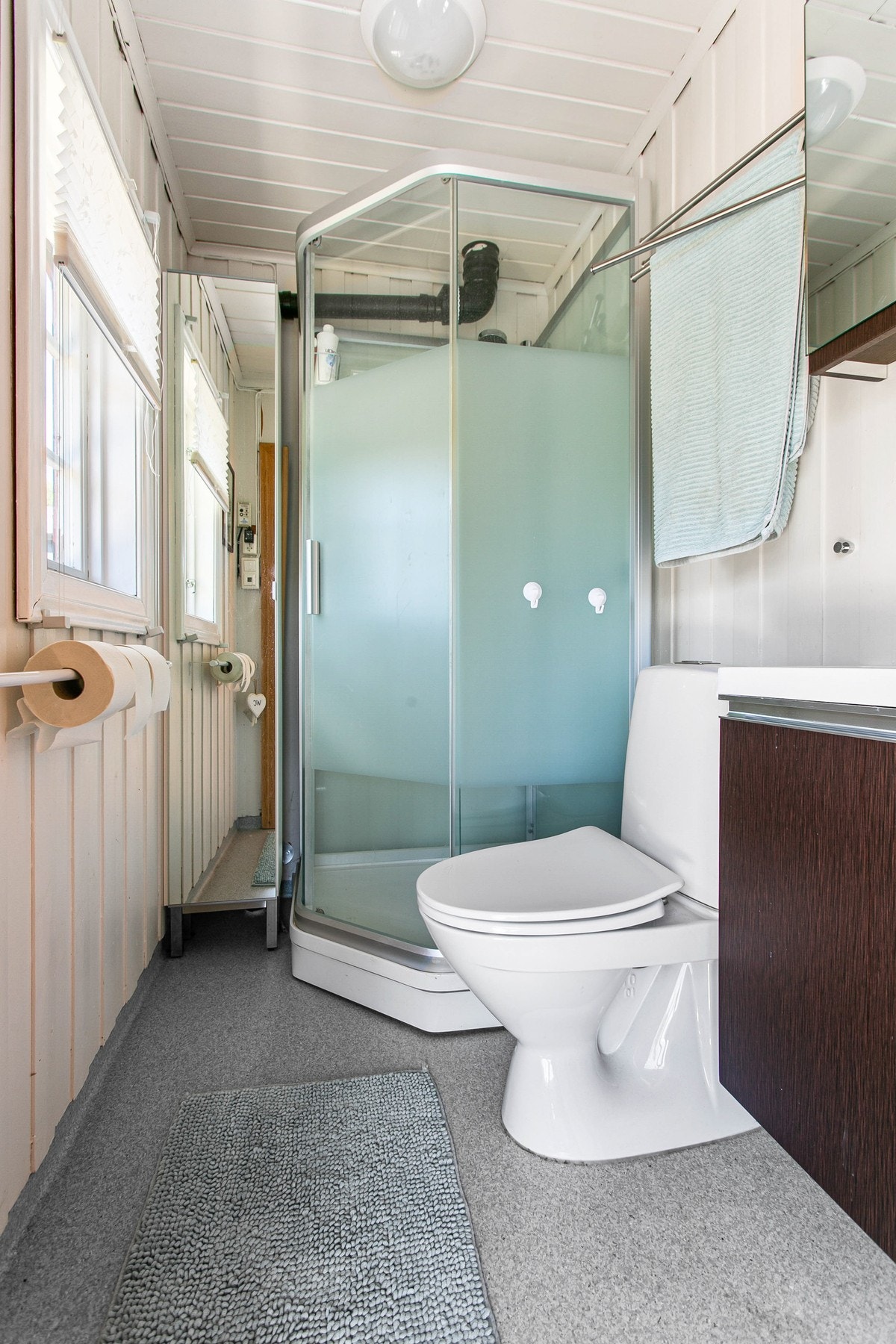 Bad som er utstyrt med dusjkabinett, servantskap og wc. Galleribilde