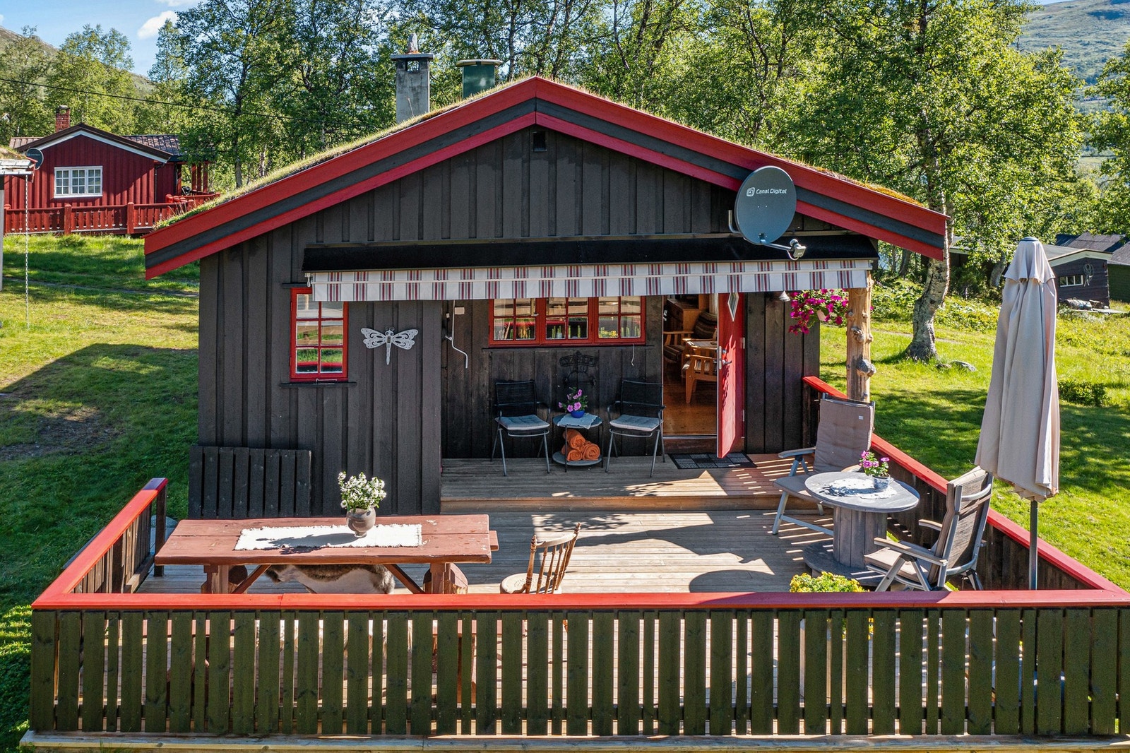 Her kan du nyte varme sommerdager og sene kvelder ut mot Skarvatnet Galleribilde