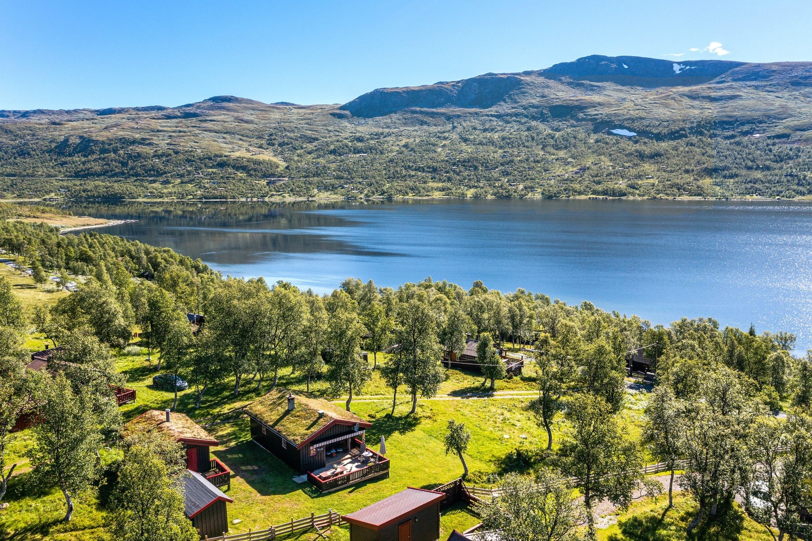 Eiendommen ligger pent til i Hoksengbekken hytteområde med utsikt mot Skarvatnet. Galleribilde