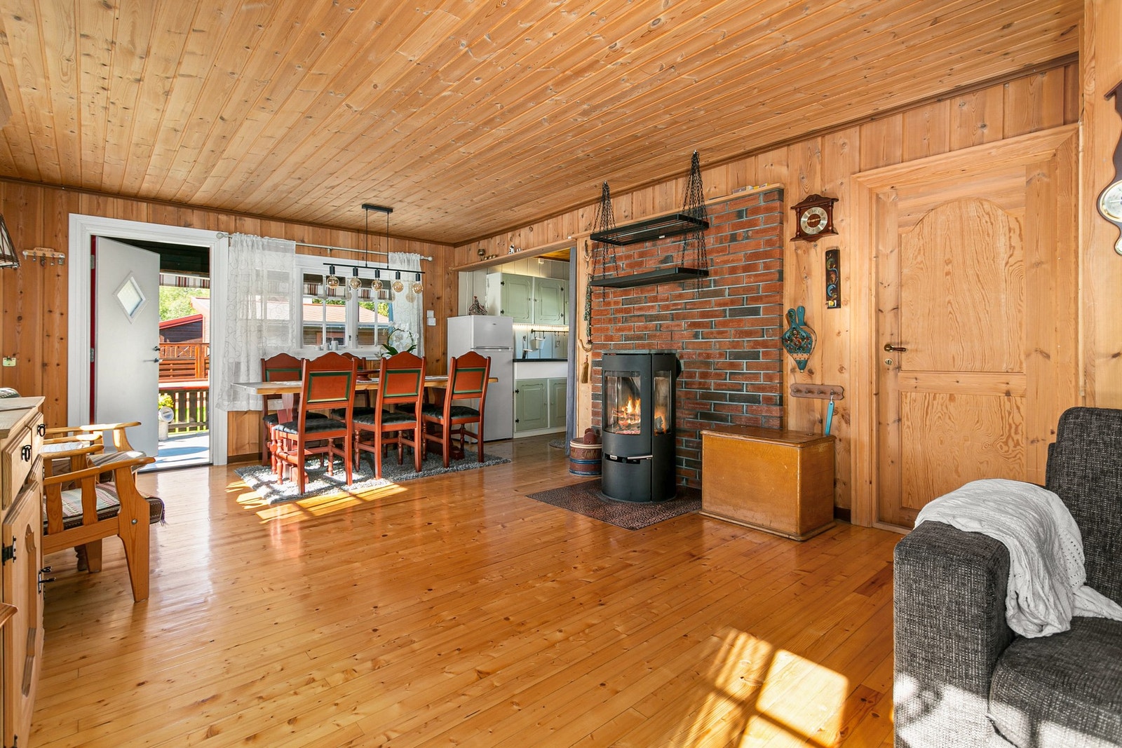 Oppholdsrommet er romslig og har delvis åpen stue/kjøkkenløsning. Galleribilde