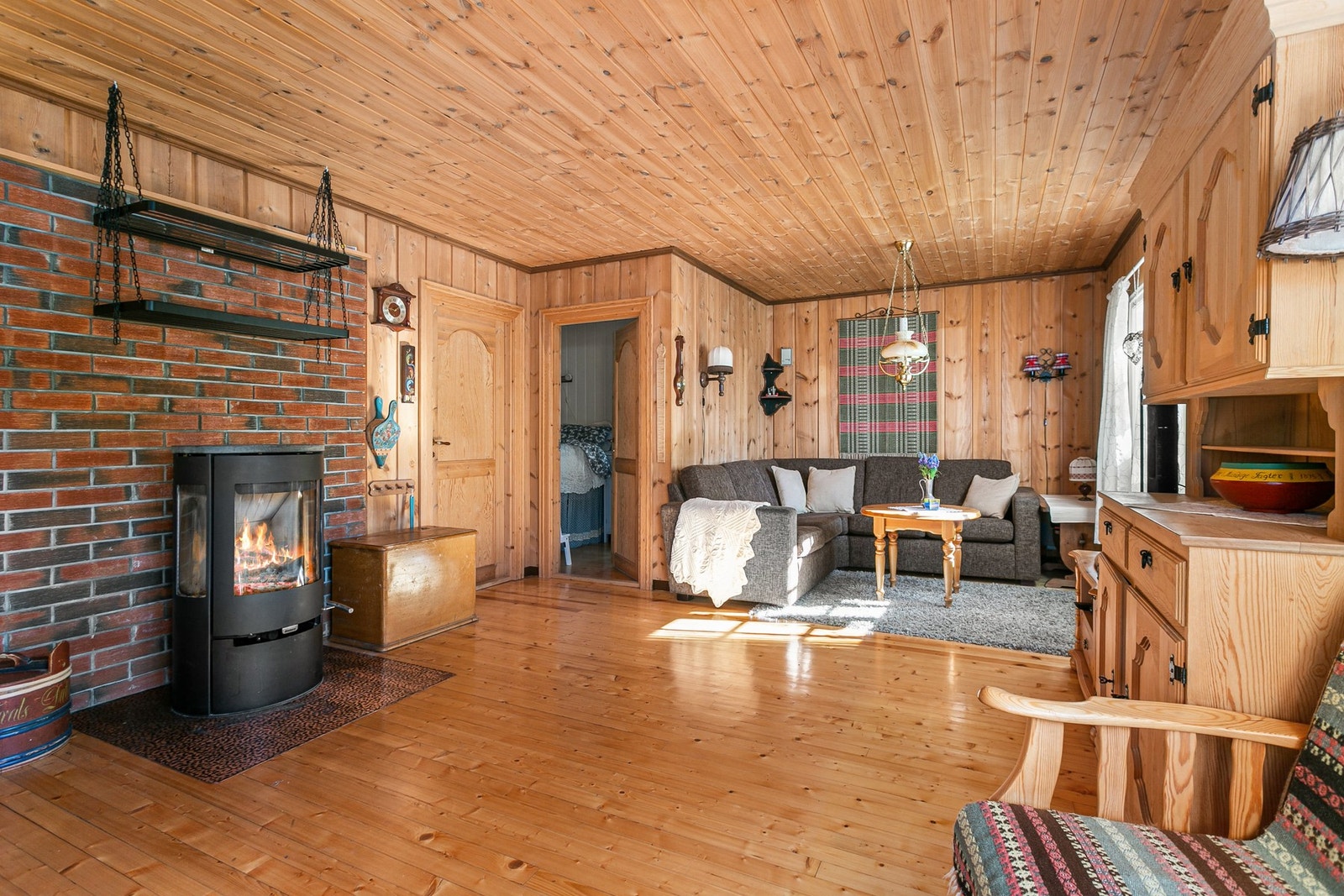 Oppvarming med vedovn og elektronisk oppvarming. Galleribilde