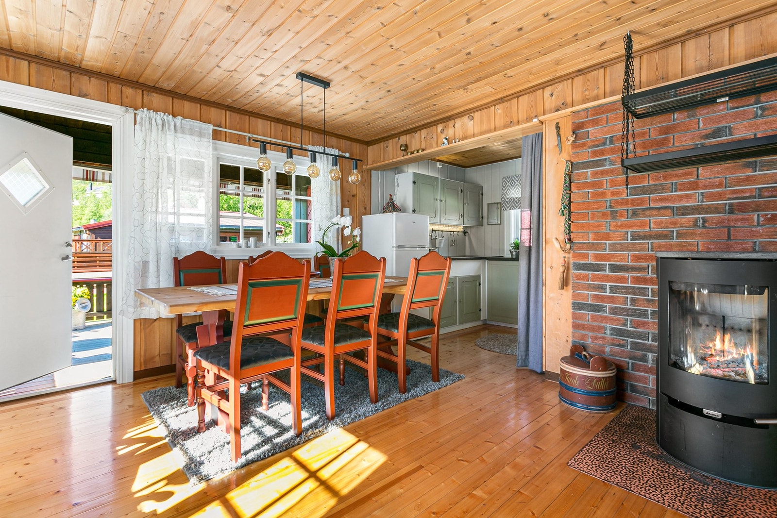 Romslig plass til spisegruppe. Galleribilde