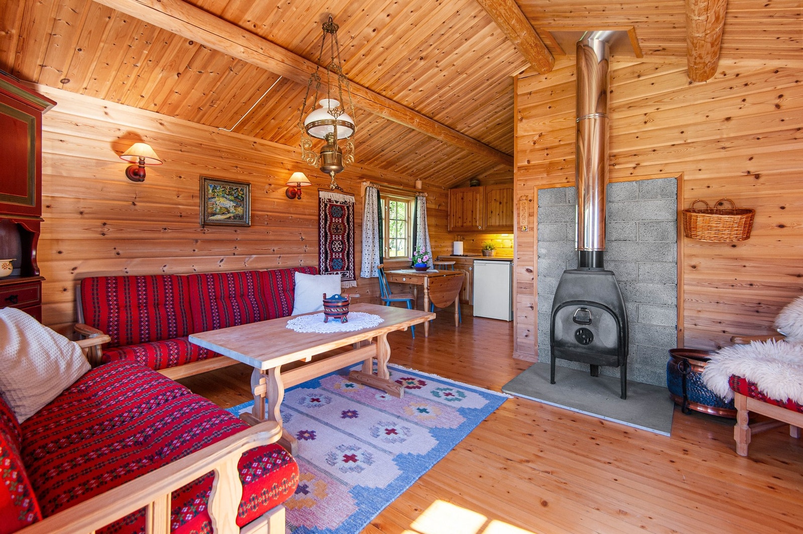 Annekset består av stue/kjøkken og rom som benyttes som soverom. Galleribilde