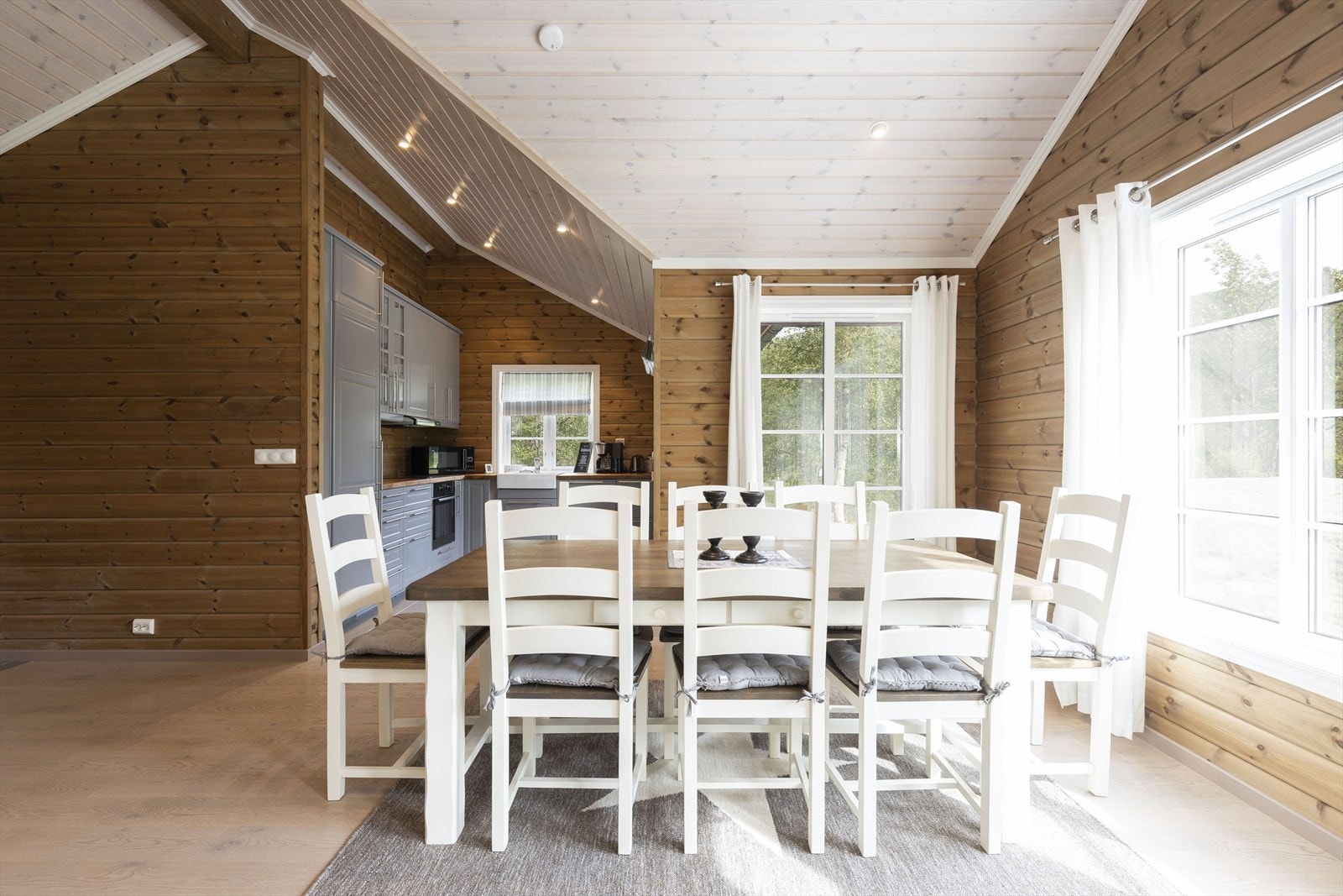 Store vinduer slipper inn rikelig med naturlig lys, og peisovnen gjør kalde dager til en hyggelig opplevelse. Galleribilde