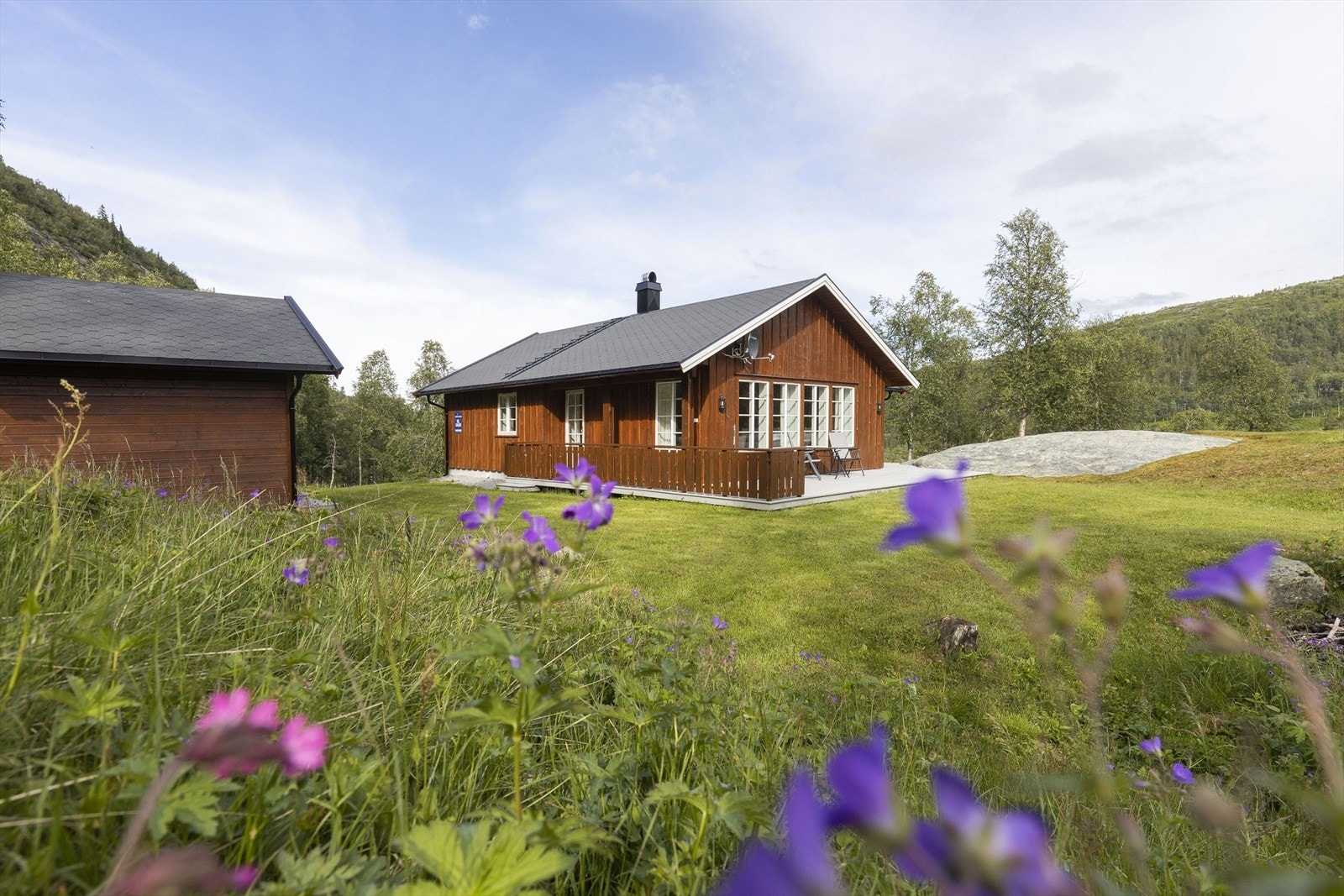 Eiendommen ligger meget idyllisk og usjenert til ved Skarfoss (like ved Rjukan Fjellstue). Galleribilde