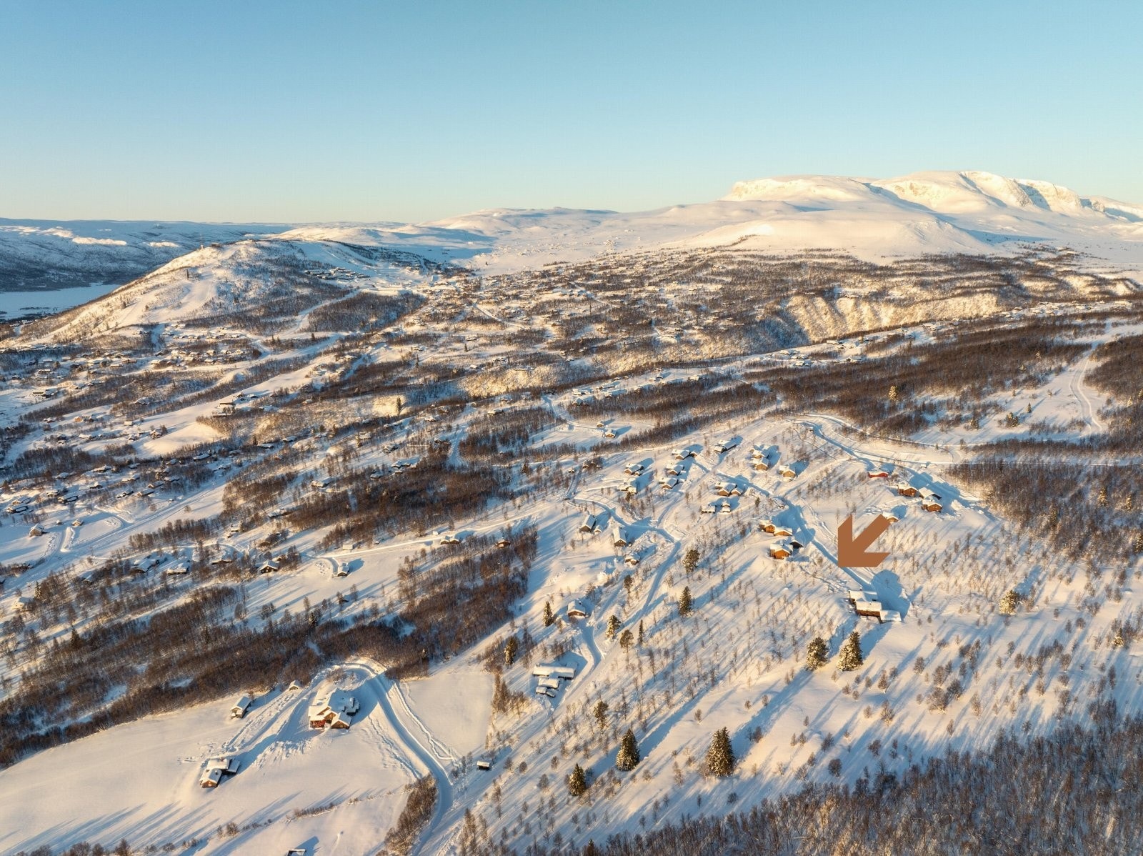 Solrik beliggenhet og nydelig utsikt, her med Geilotoppen og Hallingskarvet i bakgrunnen Galleribilde