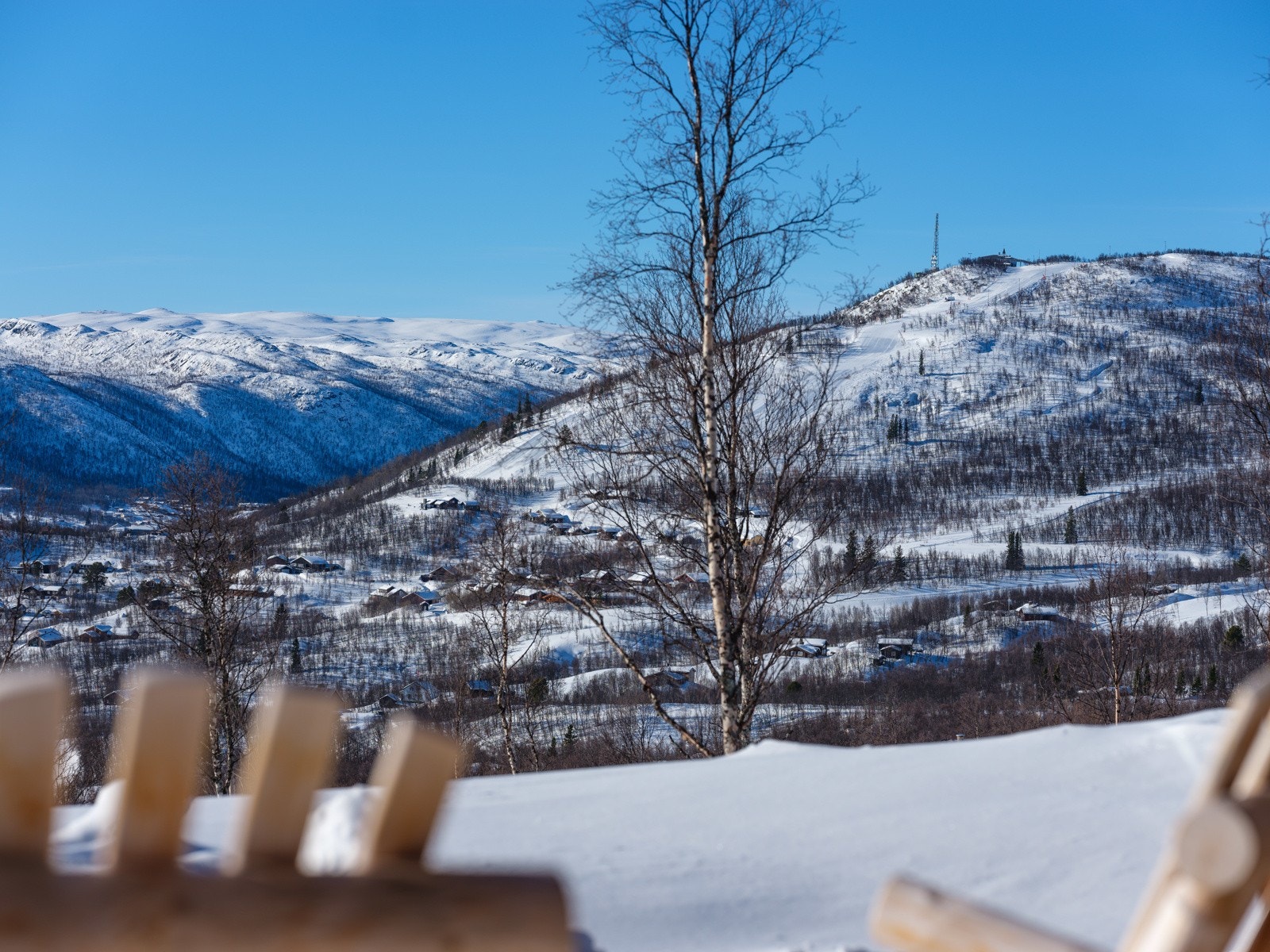 Utsikt fra "Tonehytten" som er nærmest nabo - mot Geilo, Ustetind og Geilotoppen Galleribilde