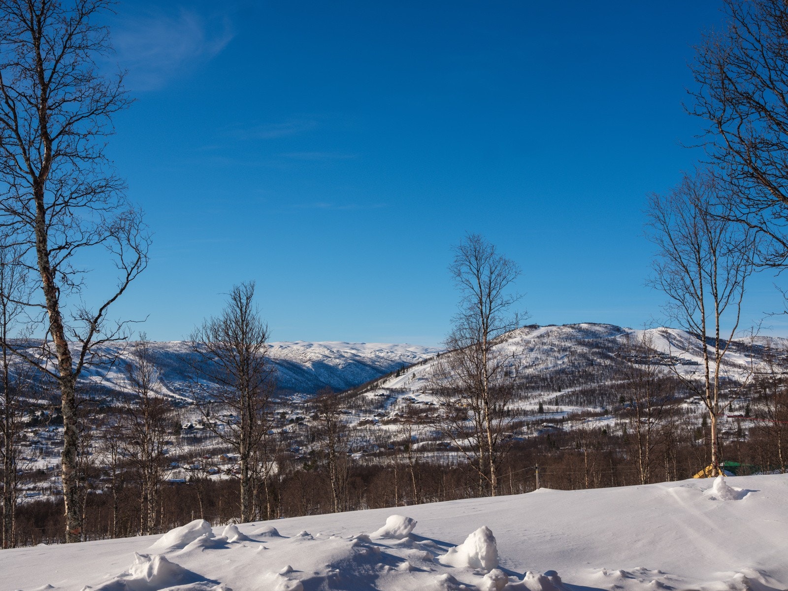 Utsikt fra "Tonehytten" som er nærmest nabo - mot Geilo, Ustetind og Geilotoppen Galleribilde