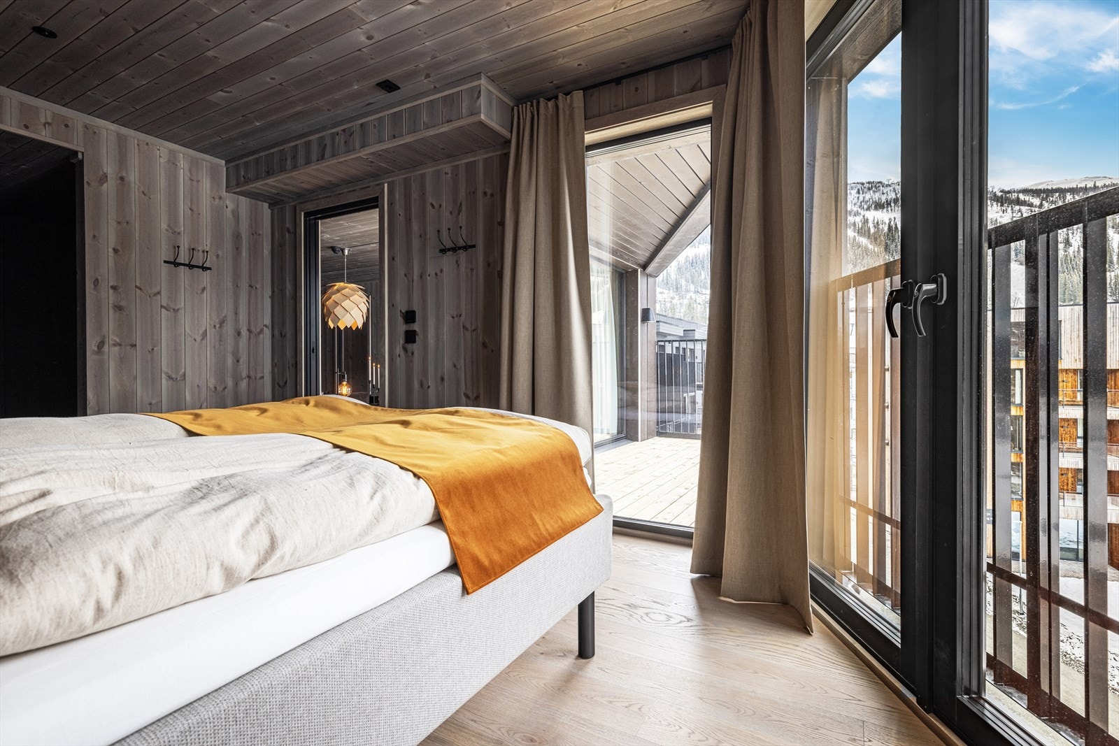 Hovedsoverom med eget bad og flott utsikt. Galleribilde