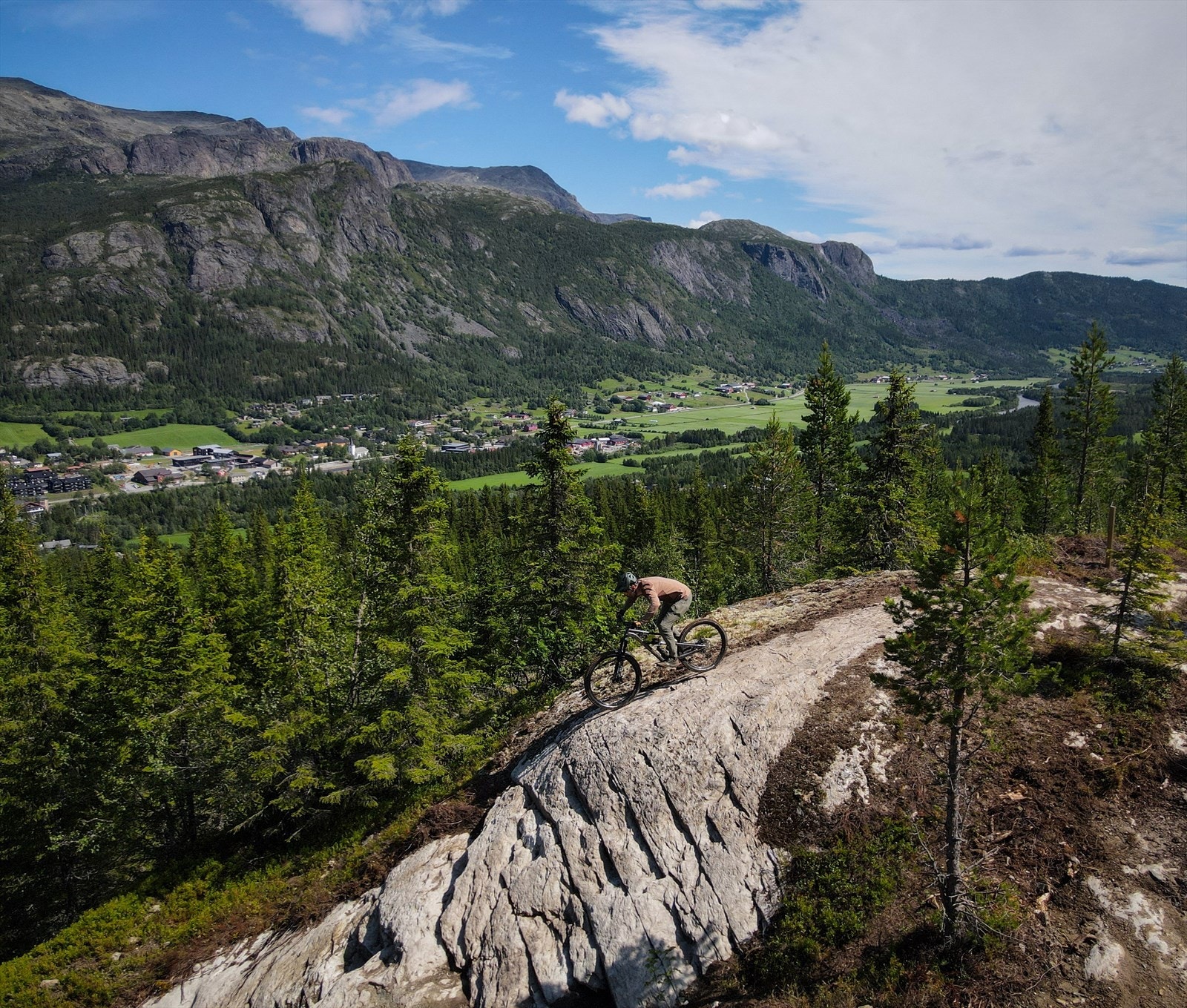 Fra Sentrumsstien som starter ved Fjellkafeen. Sommersesongen i heisen starter 22. juni. Foto Lars Storheim. Galleribilde