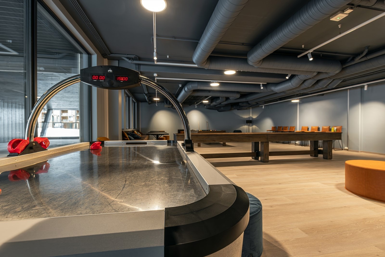 Fellesarealer med spill og sosiale sittegrupper. Galleribilde