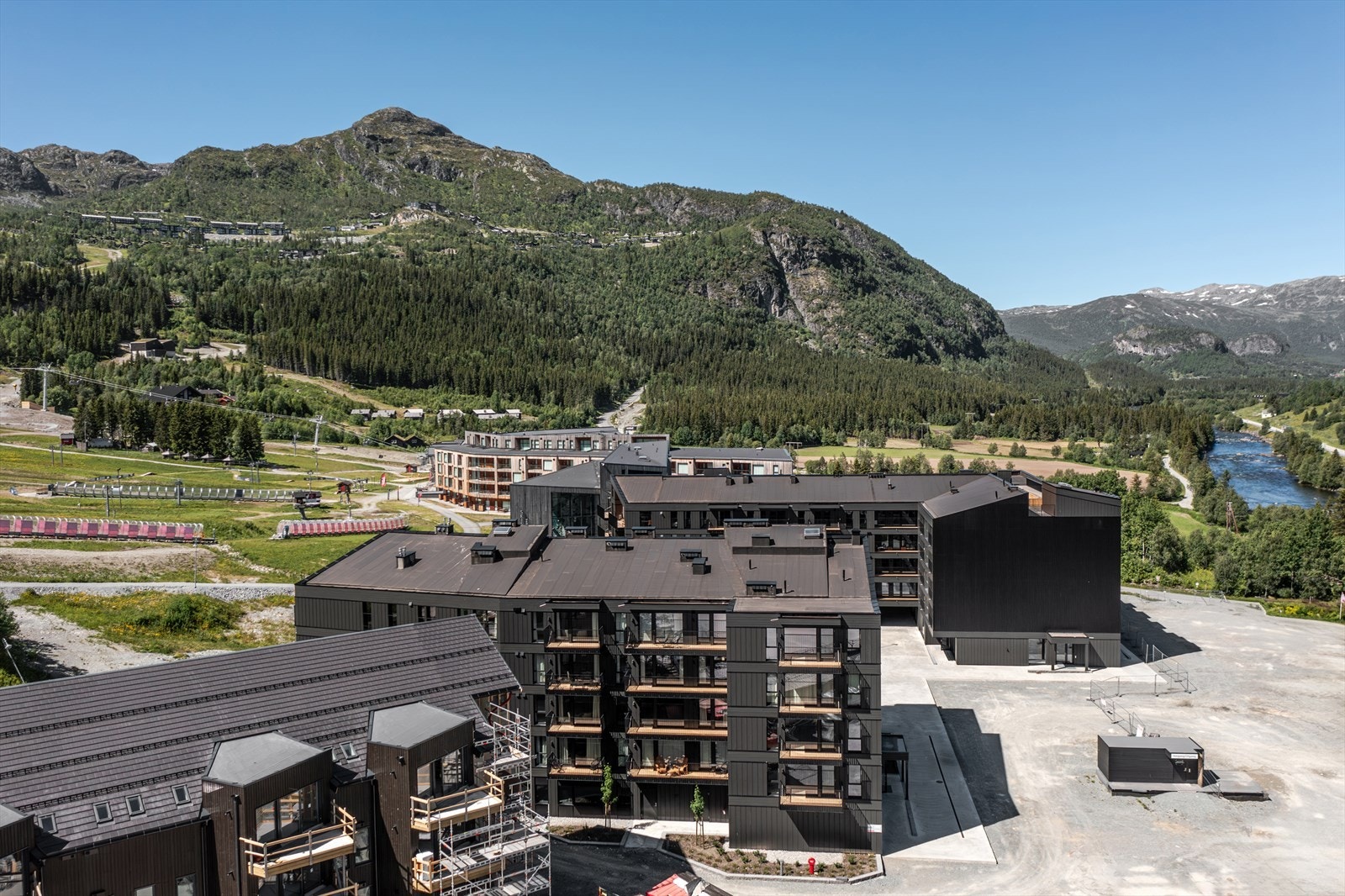 Leva Heimsila renner forbi rett nedenfor Fjellandsbyen Galleribilde