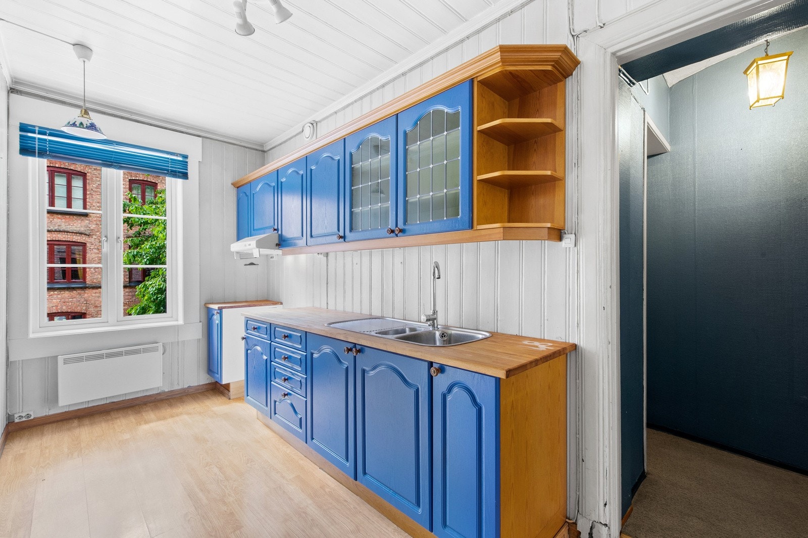 Kjøkkenet er av eldre dato, men fremstår funksjonelt og har fått Tg1: Her er det opplegg for vaskemaskin. Galleribilde