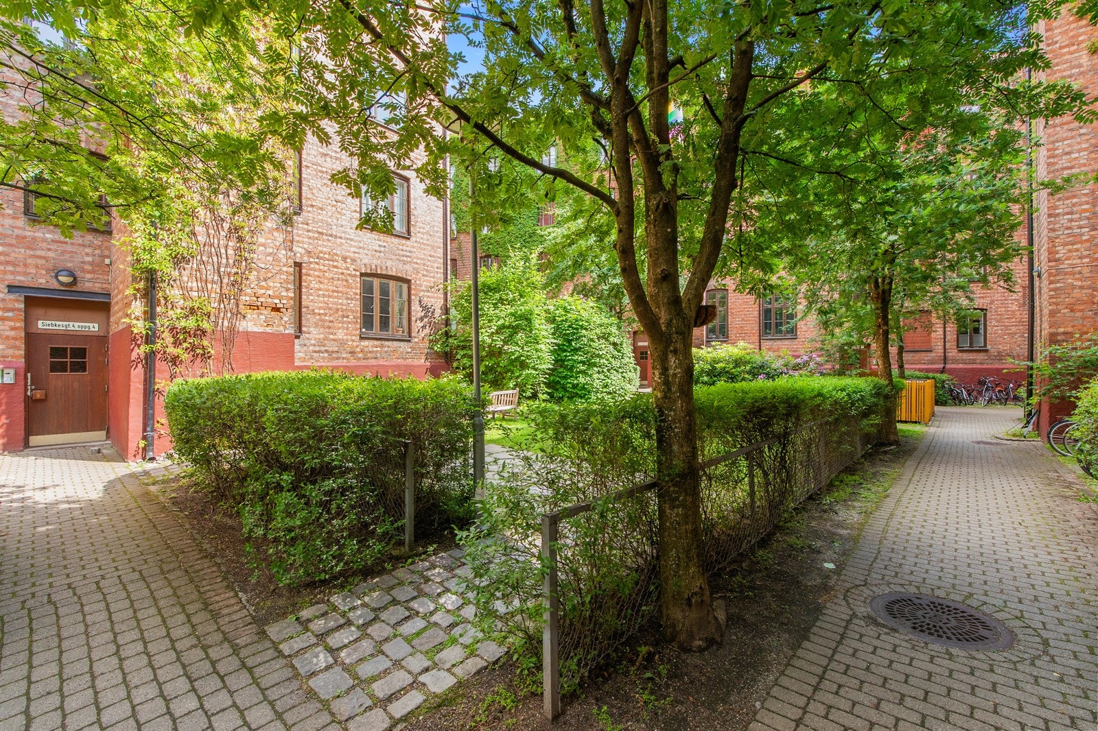 Gården står på byantikvarens gule liste, som gir begrensninger for fasadeendring. Det ble søkt om oppføring av balkonger inn mot gårdsrom, men dette ble avslått i 2021. Det er oppe til vurdering å søke igjen på et senere tidspunkt. Galleribilde