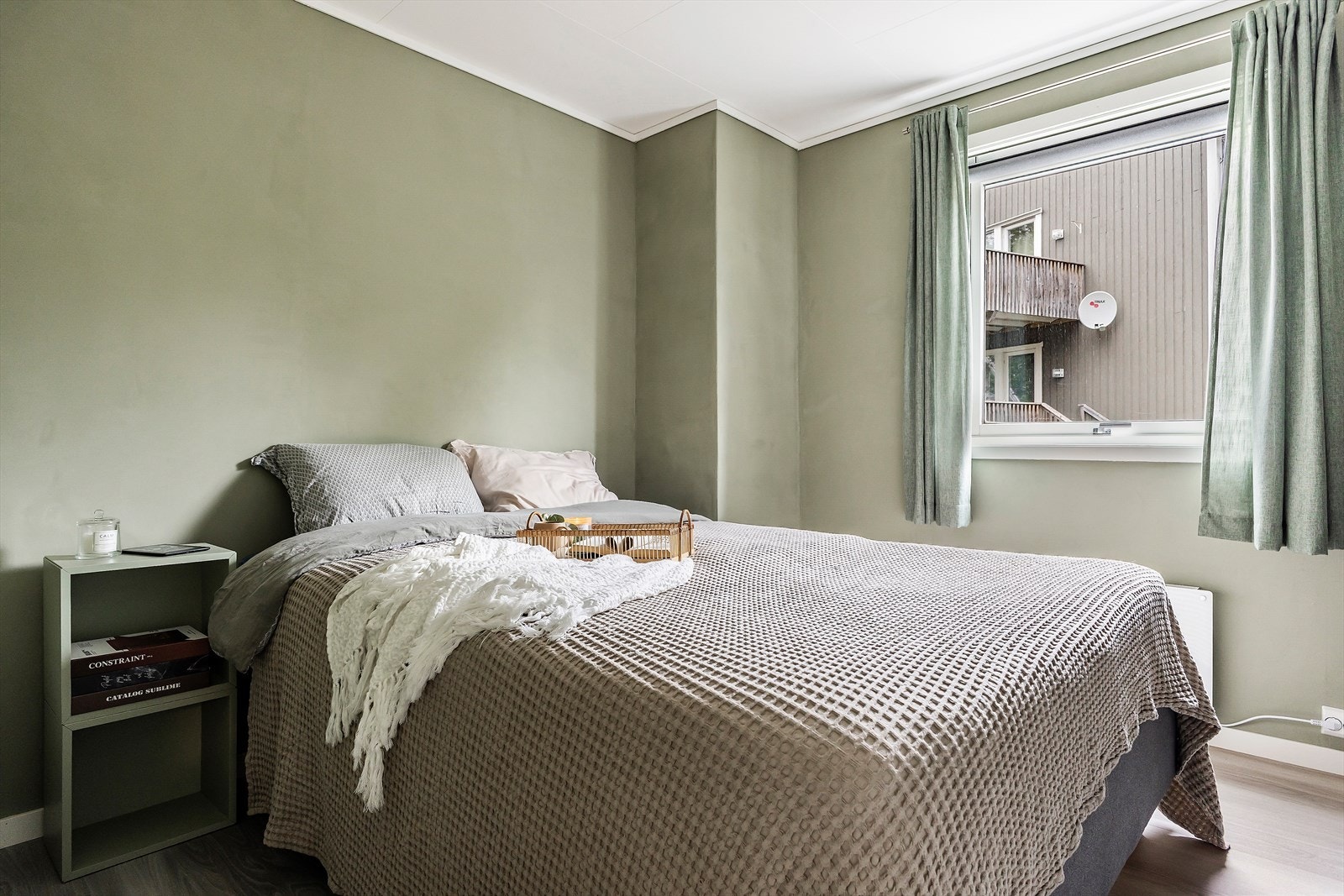 Selger har installert automatiske rullegardiner som medfølger i handelen. Disse kan reguleres med app og kan tidsintilles, hvis du ønsker å vekkes av dagslyset. Galleribilde