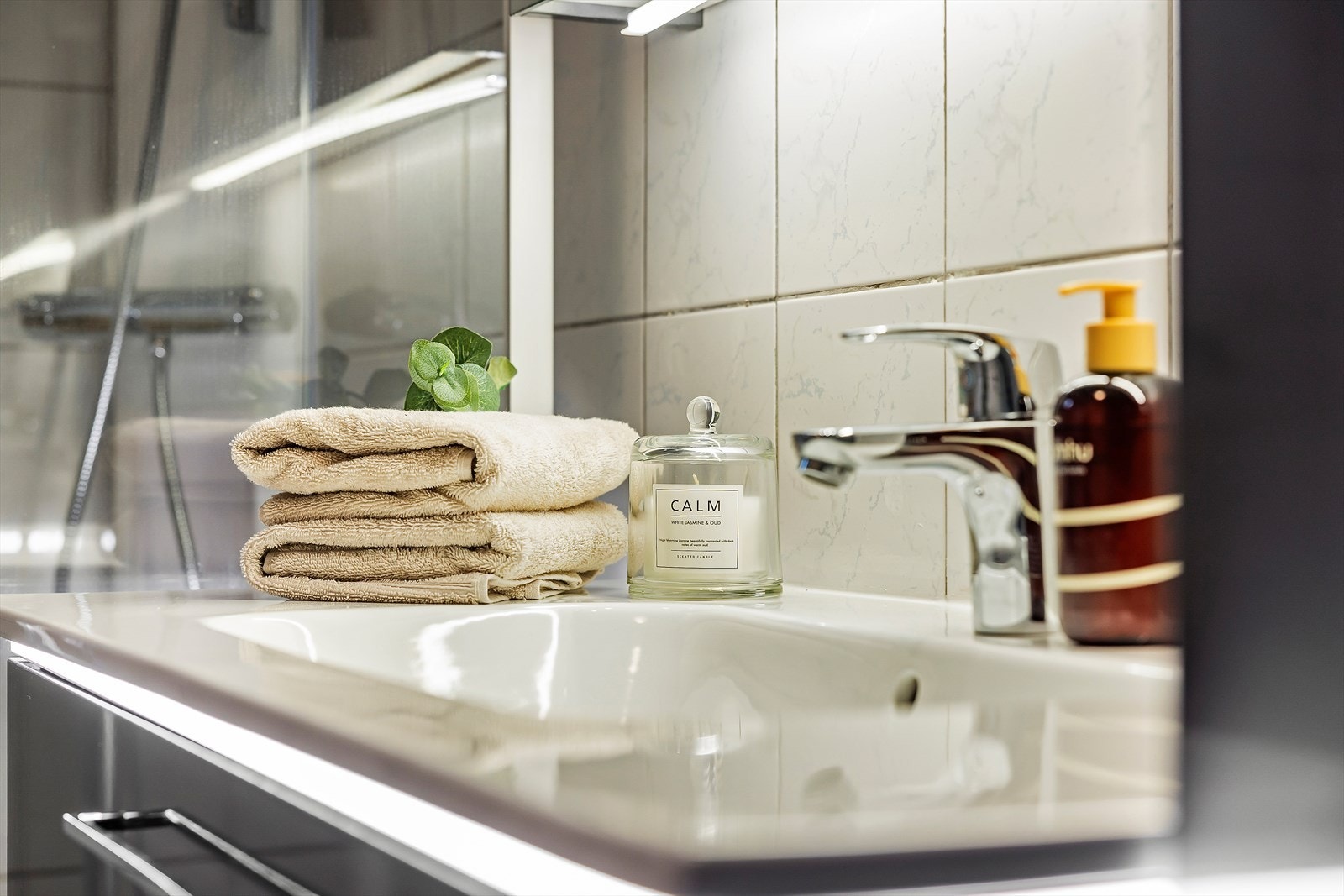 Badet har flislagte vegger og belegg på gulvet. Varmekabler i gulvet sørger for en lun start på dagen. Galleribilde