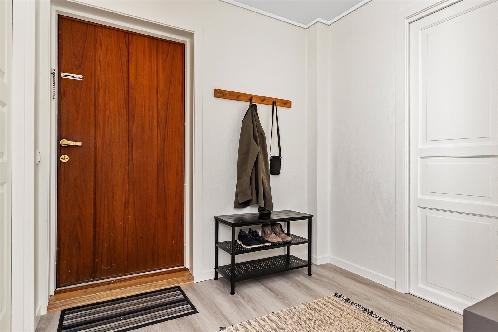 Inn døren blir du møtt av en entré i lys utførelse med god plass til å henge av seg yttertøyet. Galleribilde