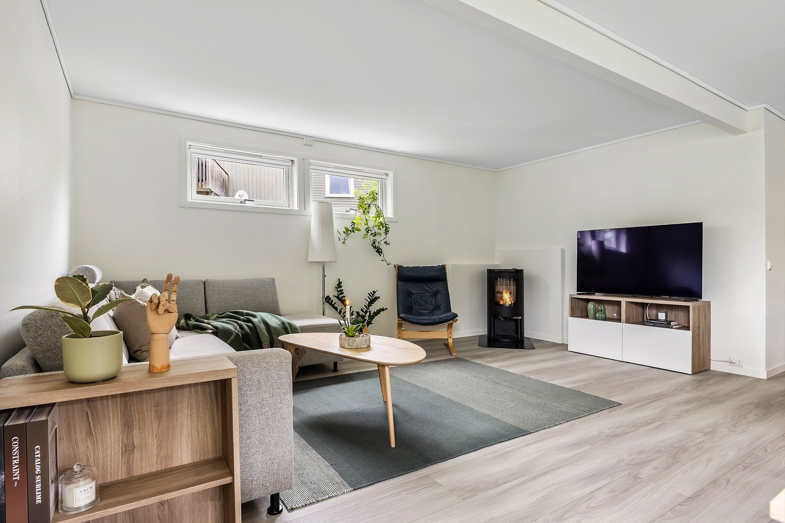 Stuen møblerer du gjerne slik at vedfyringsovnen kommer til sin rett. Denne er fra 2024. Galleribilde