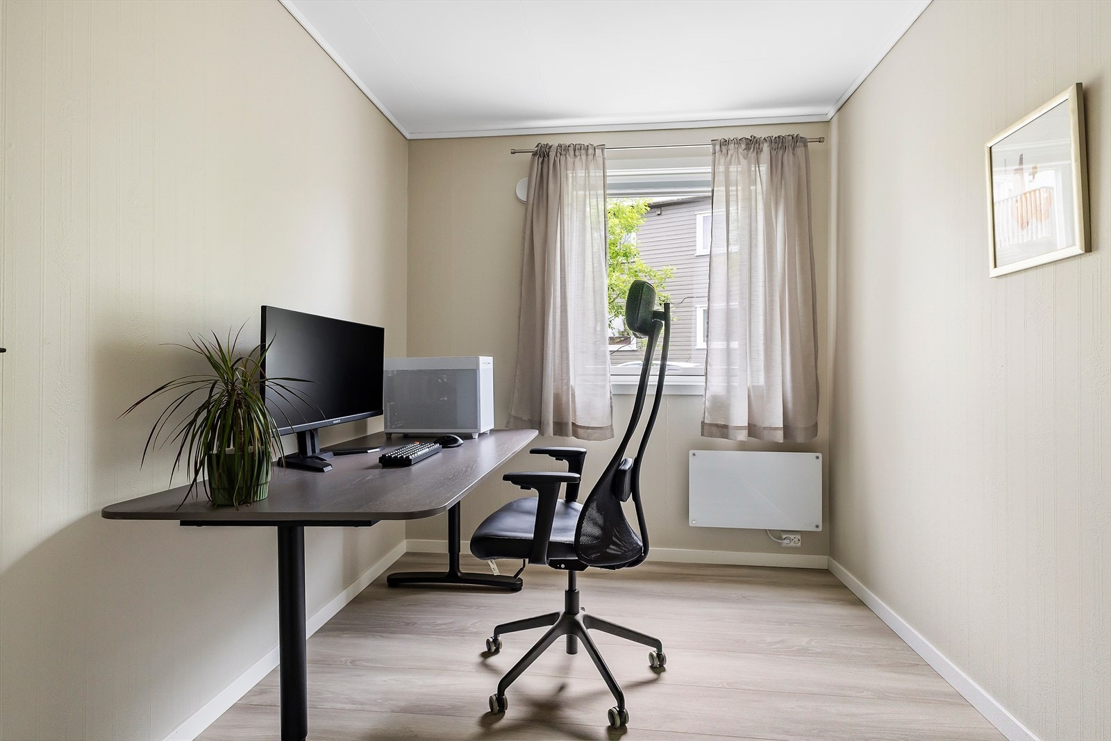 Det andre soverommet er også god på størrelse, med plass til dobbeltseng. I dag er rommet i bruk som kontor. Galleribilde