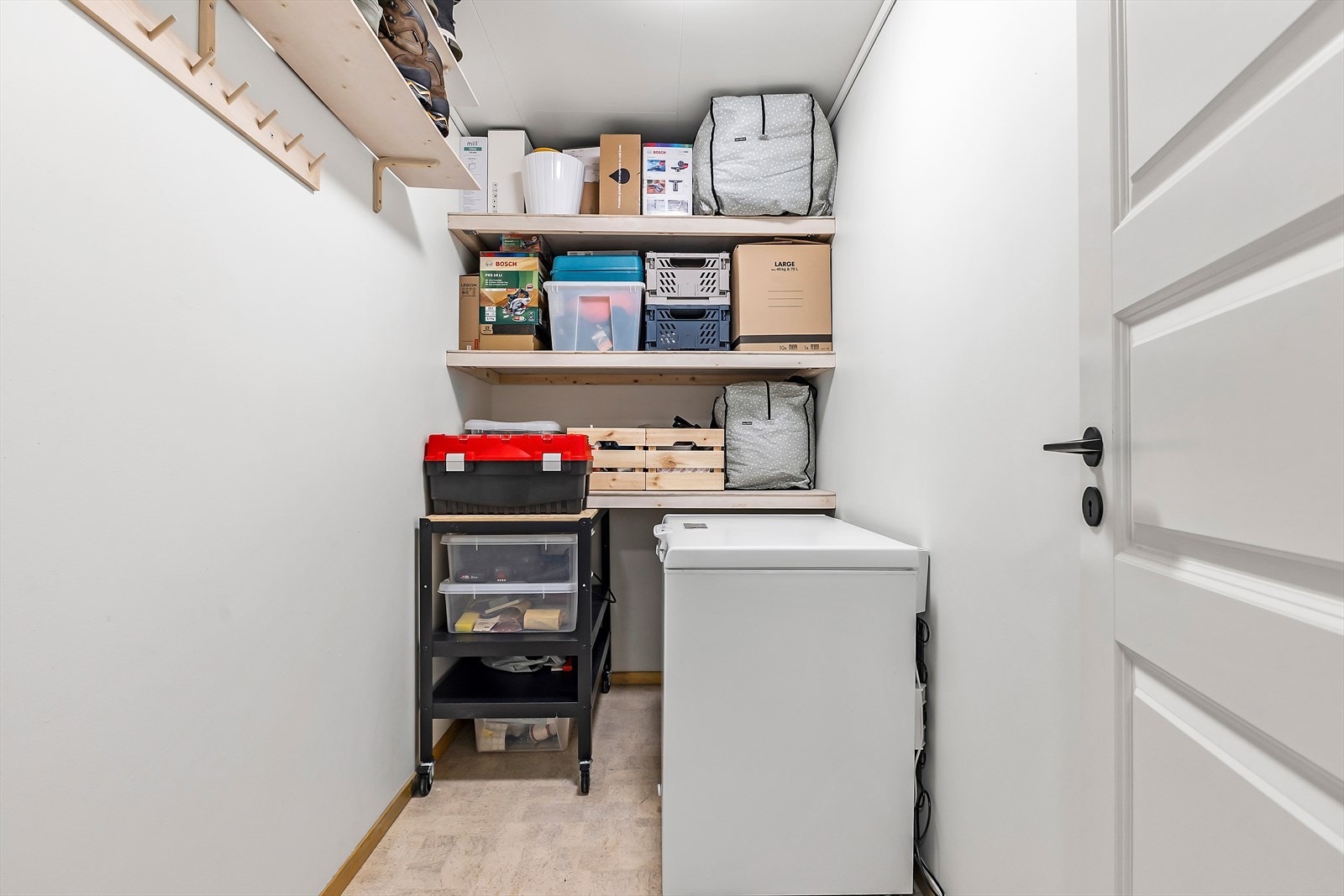 I fartsretning mot stuen har du en kjempegod bod på høyre hånd side. Her har du plass til lagring og kanskje en fryseboks? Galleribilde