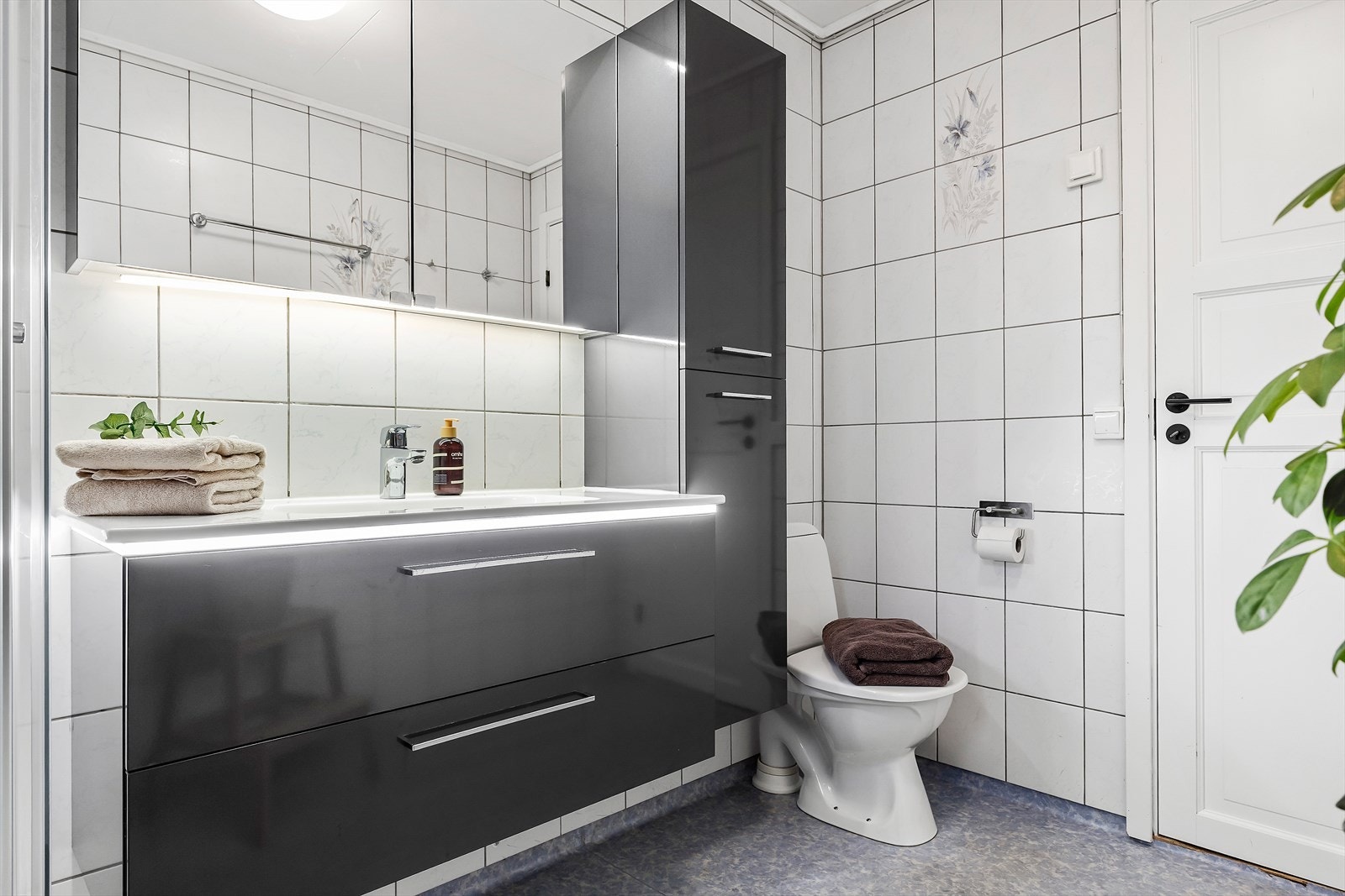 Rommet er også utstyrt med gulvmontert toalett. Galleribilde