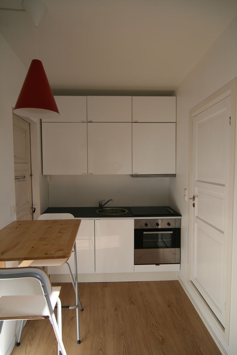 Kjøkken med integrert platetopp og stekeovn Galleribilde