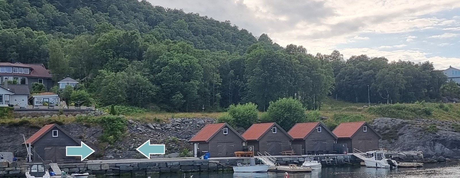 - Pil illustrerer hvor naust tomta er. Foto tatt av selger - Galleribilde