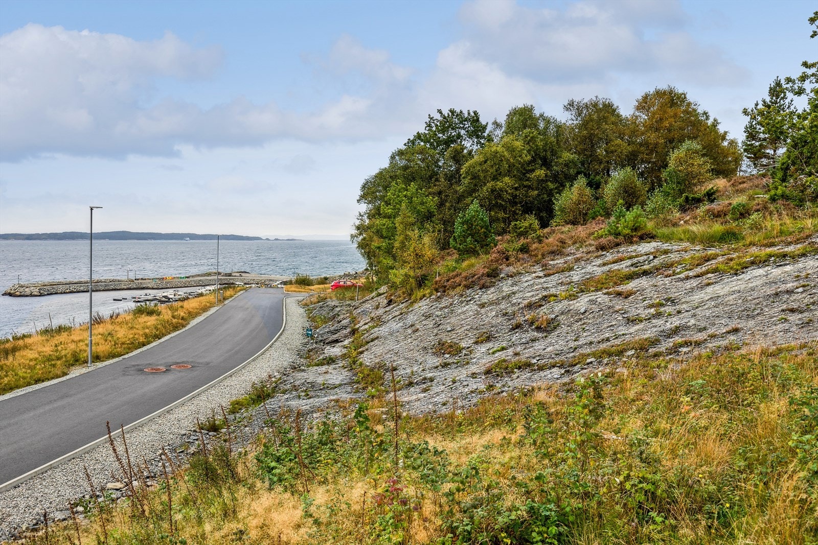 - Tomta har en god beliggenhet i Hervik, omgitt av vakker natur og utsikt - Galleribilde