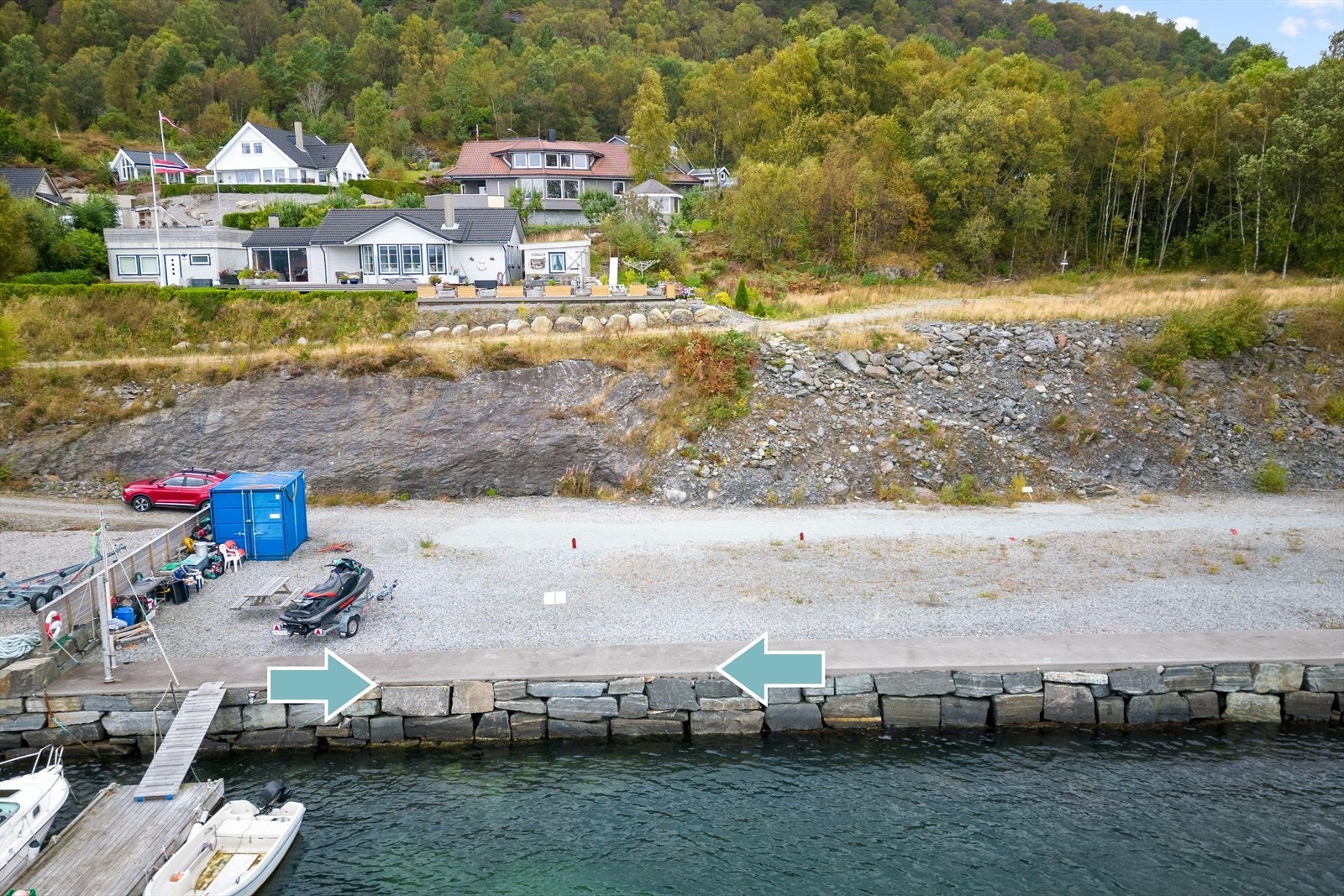 - Nausttomt som kan kjøpes mot ett tillegg ligger mellom pilene - på plassen vil en se grensemerker der hvor pilene er i kaifront - Galleribilde