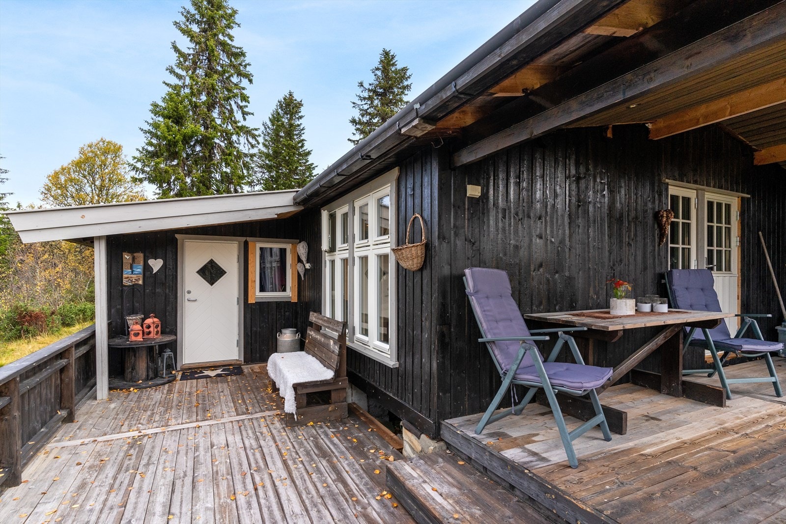 Romslig terrasse hvor man kan nye stillheten. Galleribilde