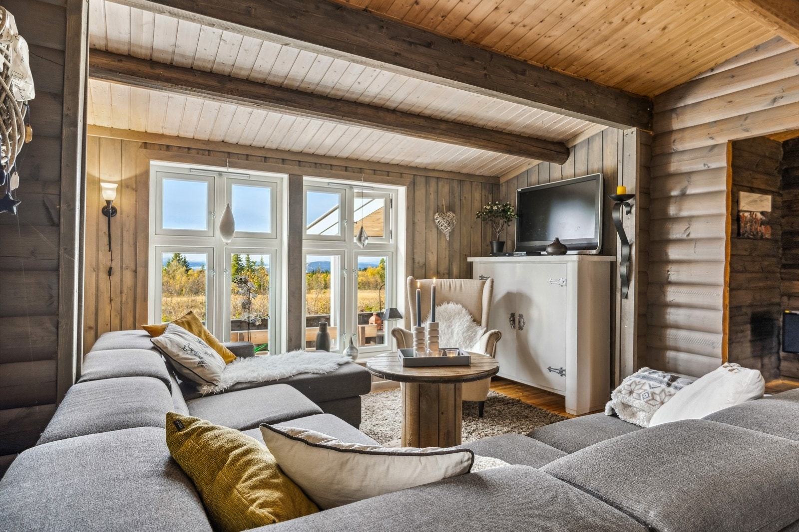 Store vinduer som gir godt med dagslys inn i stue. Galleribilde